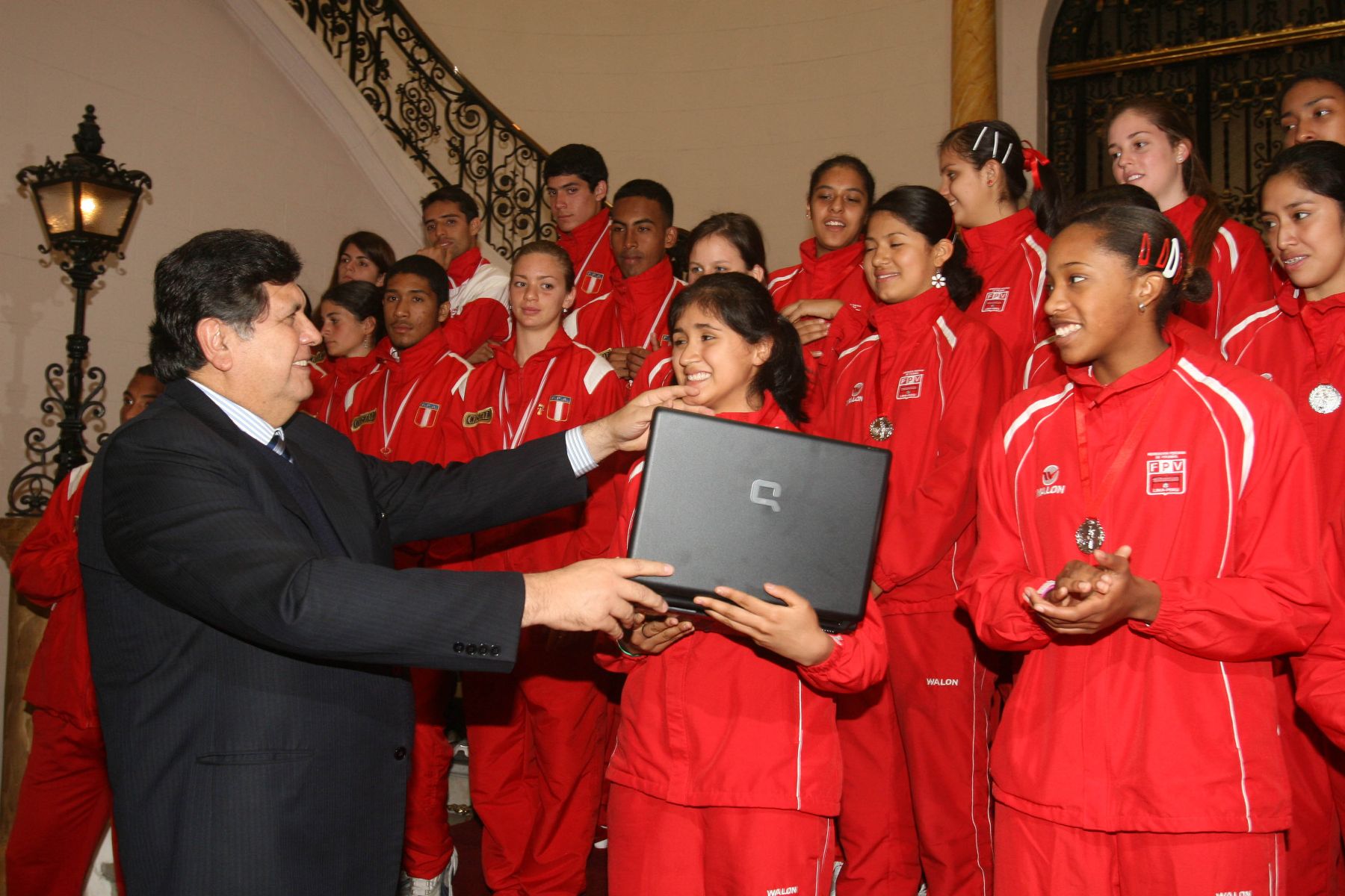 El presidente de la República, Alan García Pérez, brindó esta mañana un reconocimiento al trabajo de la selección de menores de vóley, clasificada para el Campeonato Mundial en Mexico en el año 2009. Foto: ANDINA / Sepres.