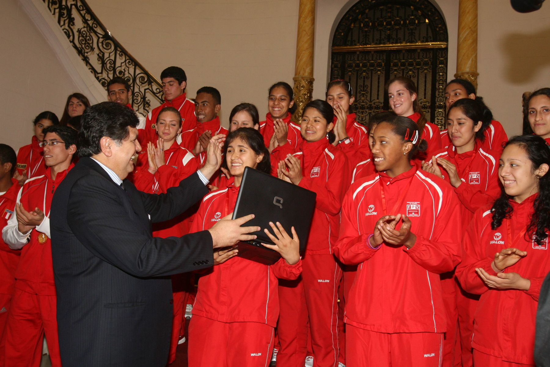El presidente de la República, Alan García Pérez, brindó esta mañana un reconocimiento al trabajo de la selección de menores de vóley, clasificada para el Campeonato Mundial en Mexico en el año 2009. Foto: ANDINA / Sepres.