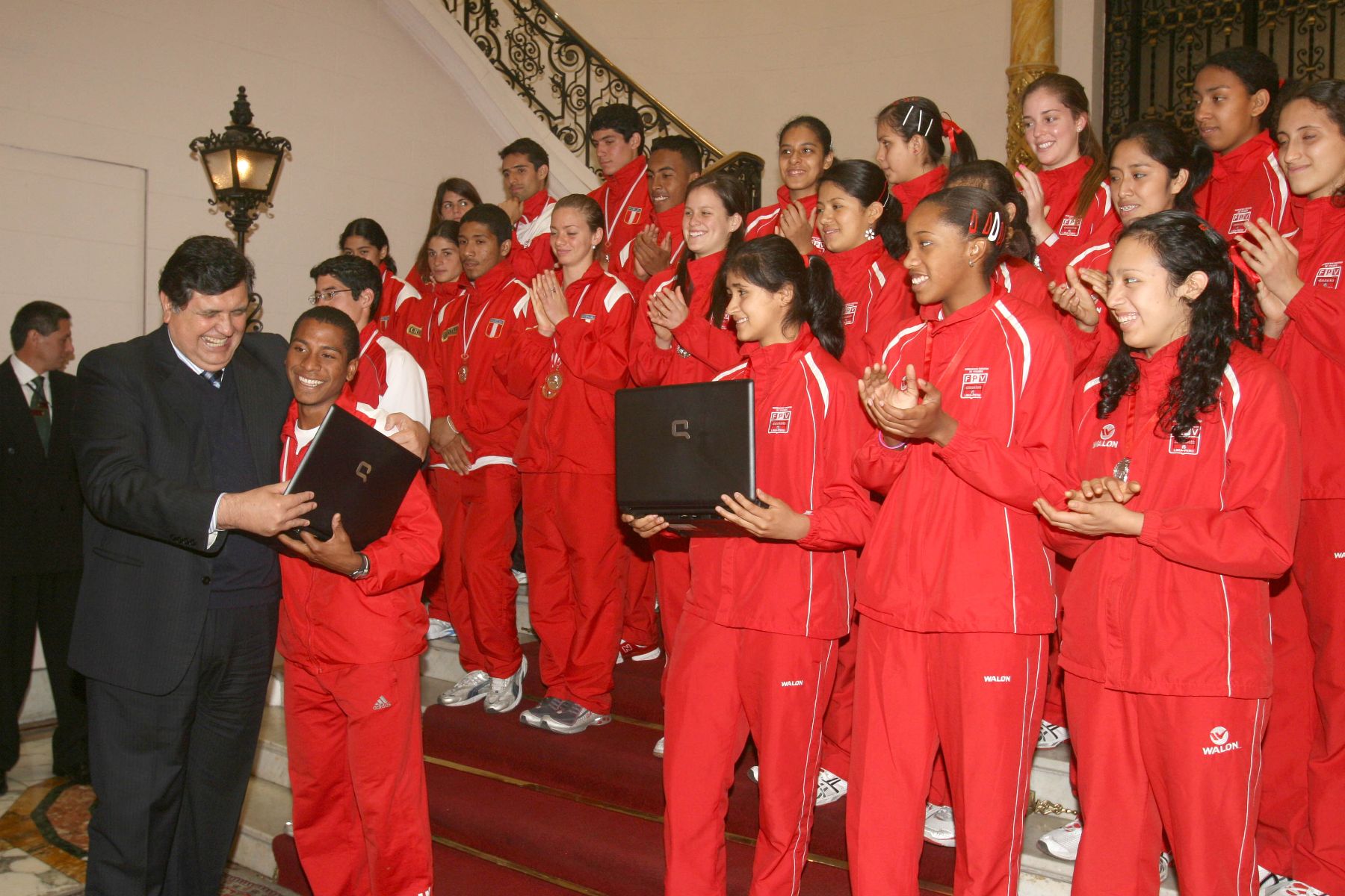 Presidente de la Repùblica, Alan García, recibe a la Selección de Menores de Vóley y a equipo de Atletismo en Palacio de Gobierno. Foto: Sepres.