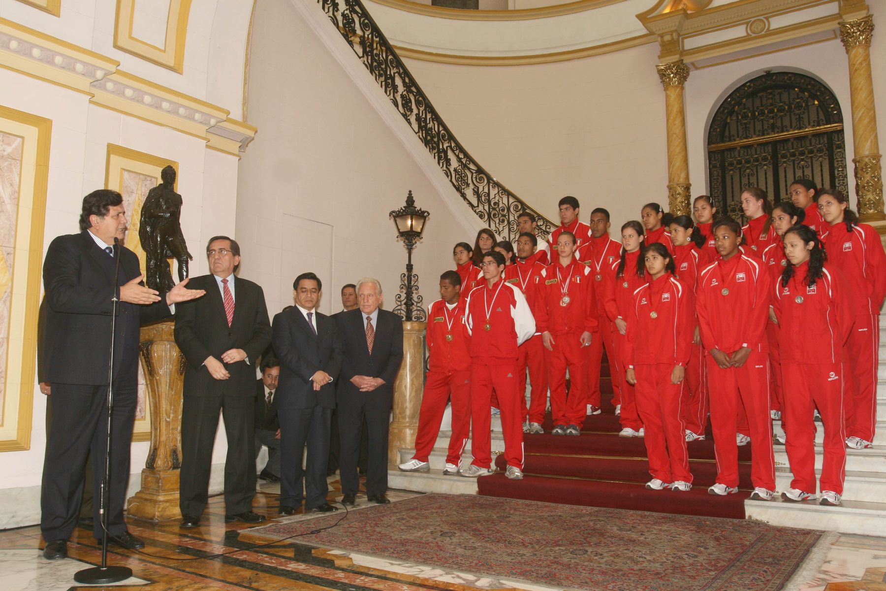 El presidente de la República, Alan García Pérez, brindó esta mañana un reconocimiento al trabajo de la selección de menores de vóley, clasificada para el Campeonato Mundial en Mexico en el año 2009. Foto: ANDINA / Sepres.