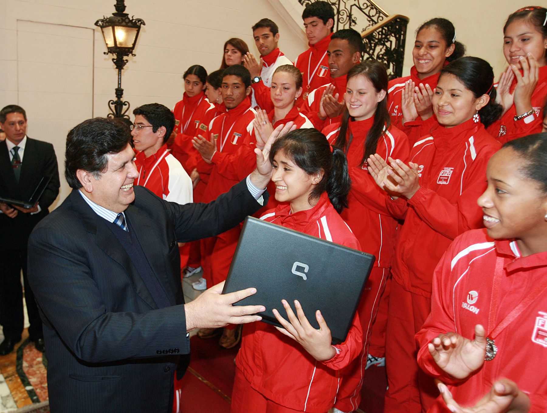 Presidente Alan García, entrega una Lap Top a la capitana de la Selección de Menores de Vóley. Foto: Sepres.