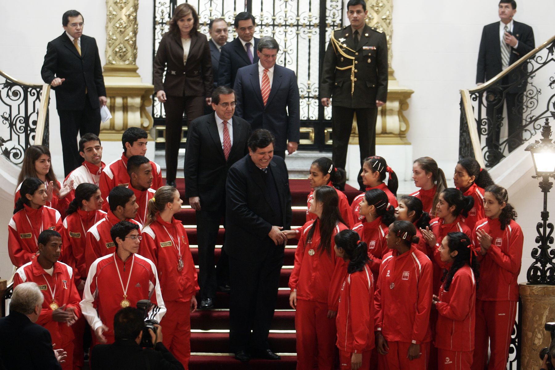 El presidente de la República, Alan García Pérez, brindó esta mañana un reconocimiento al trabajo de la selección de menores de vóley, clasificada para el Campeonato Mundial en Mexico en el año 2009. Foto: ANDINA / Rafael Cornejo