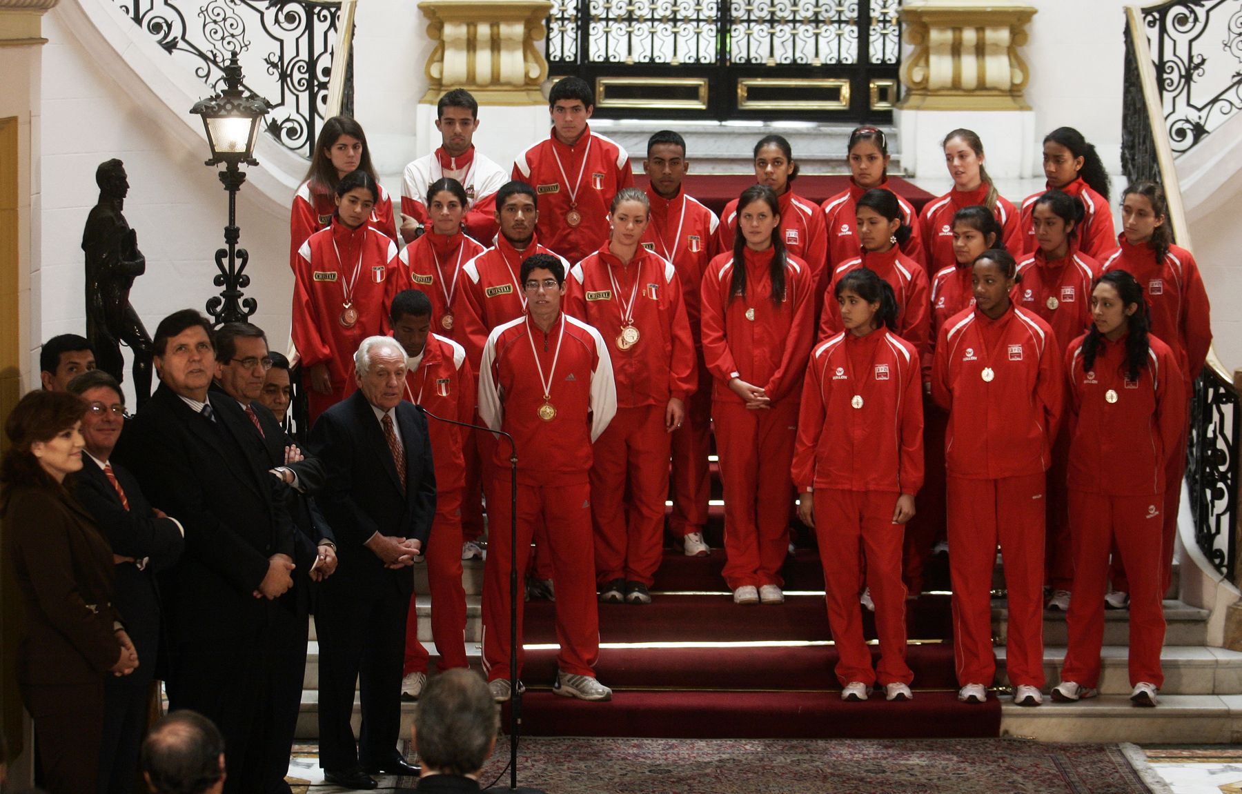 El presidente de la República, Alan García Pérez, brindó esta mañana un reconocimiento al trabajo de la selección de menores de vóley, clasificada para el Campeonato Mundial en Mexico en el año 2009. Foto: ANDINA / Rafael Cornejo