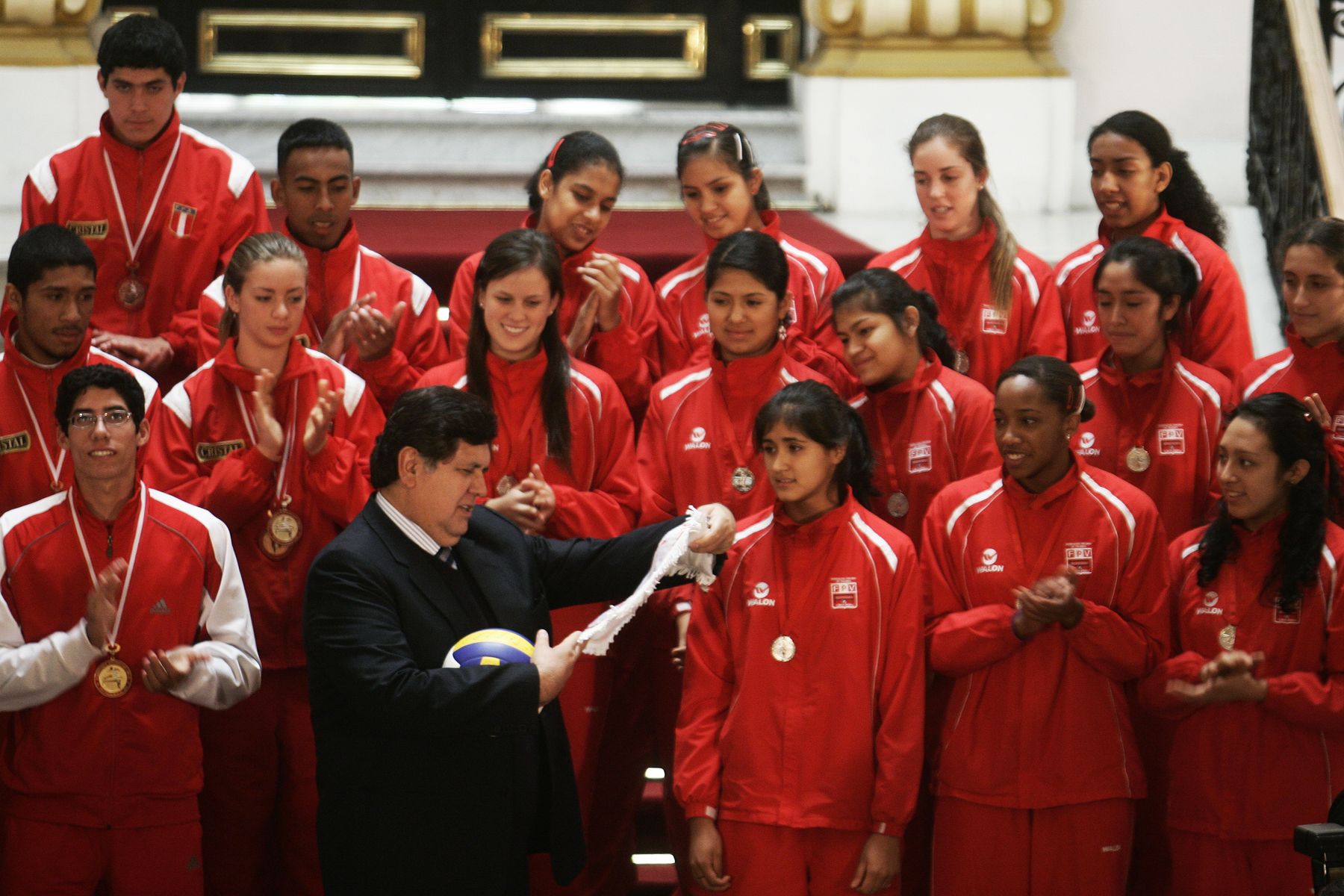 El presidente de la República, Alan García Pérez, brindó esta mañana un reconocimiento al trabajo de la selección de menores de vóley, clasificada para el Campeonato Mundial en Mexico en el año 2009. Foto: ANDINA / Rafael Cornejo