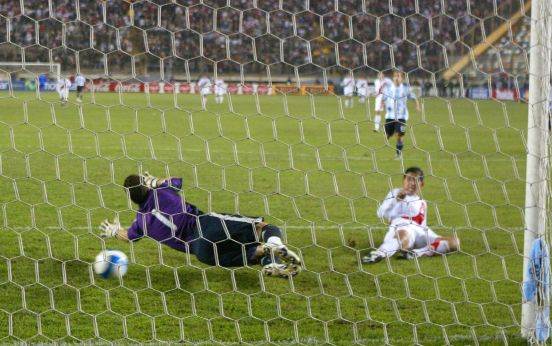 Johan Fano metio el gol de empate un minuto antes de finalizar el encuentro entre el selecciondo peruano y argentino. Foto: ANDINA / Rubèn Grandez.