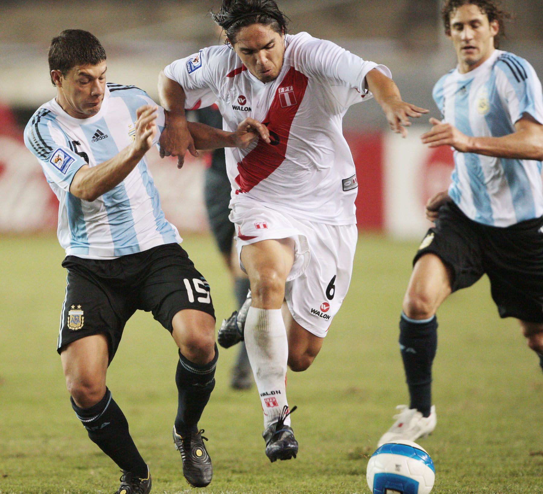 Encuentro entre las selecciones de Perú y Argentina en el estadio Monumental. Foto: Andina/Carlos Lezama