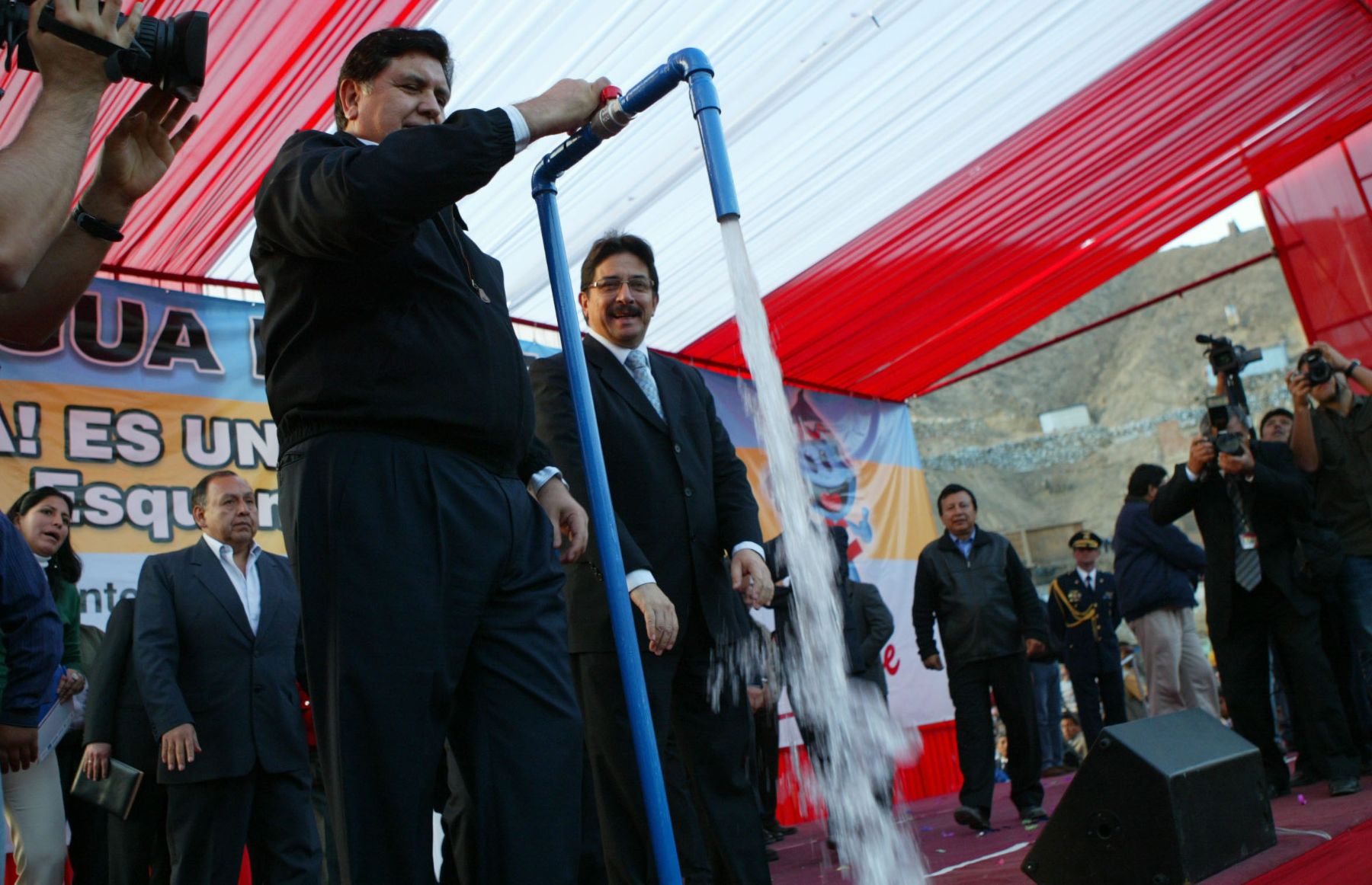 El Presidente de la República, Alan García,inauguró obras de agua potable en el A. H. Valle Amauta en el distrito de Ate. Foto: ANDINA / Rubén Grández.
