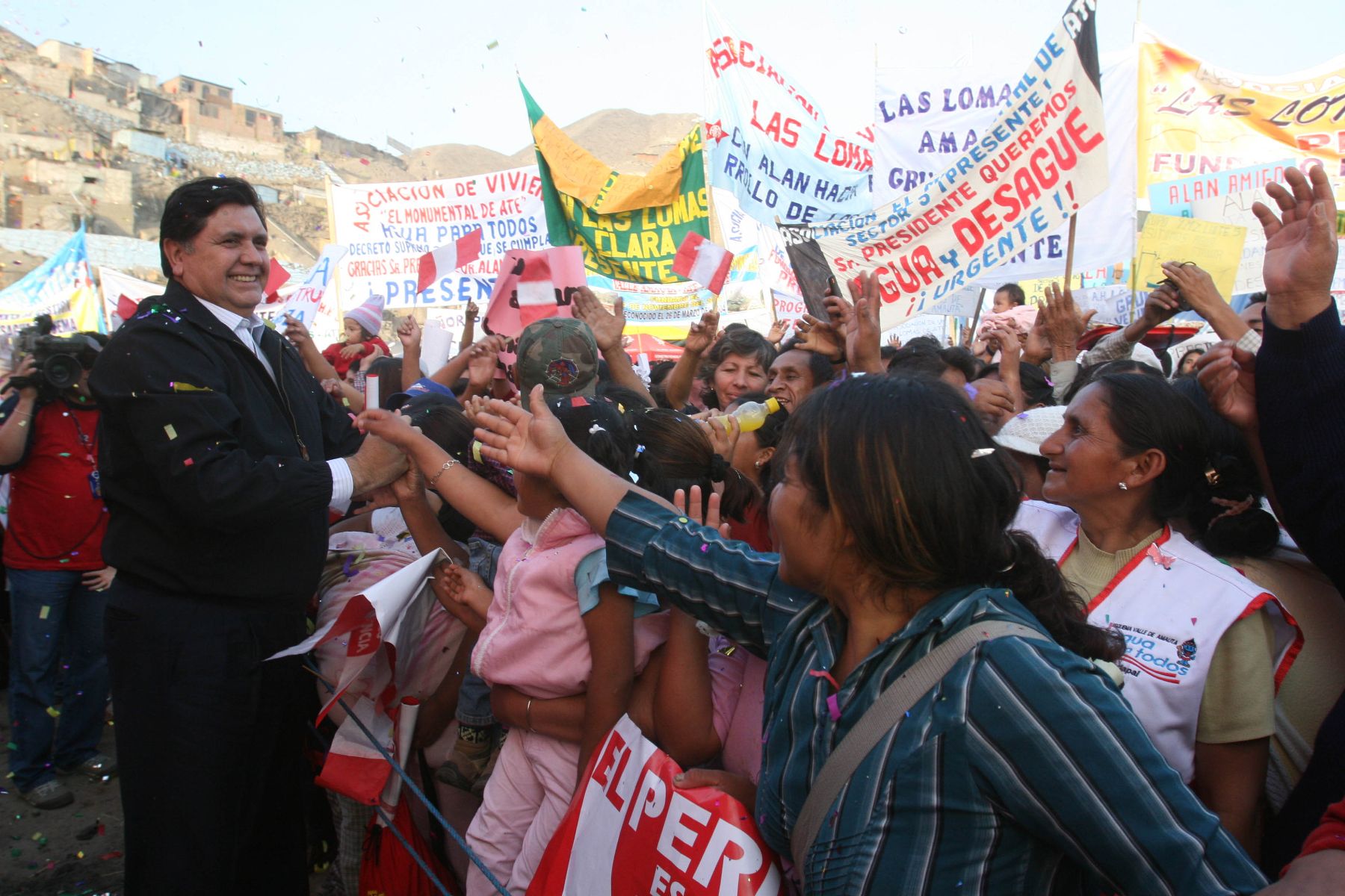 El presidente de la República, Alan García, inauguró obras de ampliación y mejoramiento de los sistemas de agua potable y alcantarillado en AA. HH. Valle Amauta en Ate.
  Foto: Sepres.