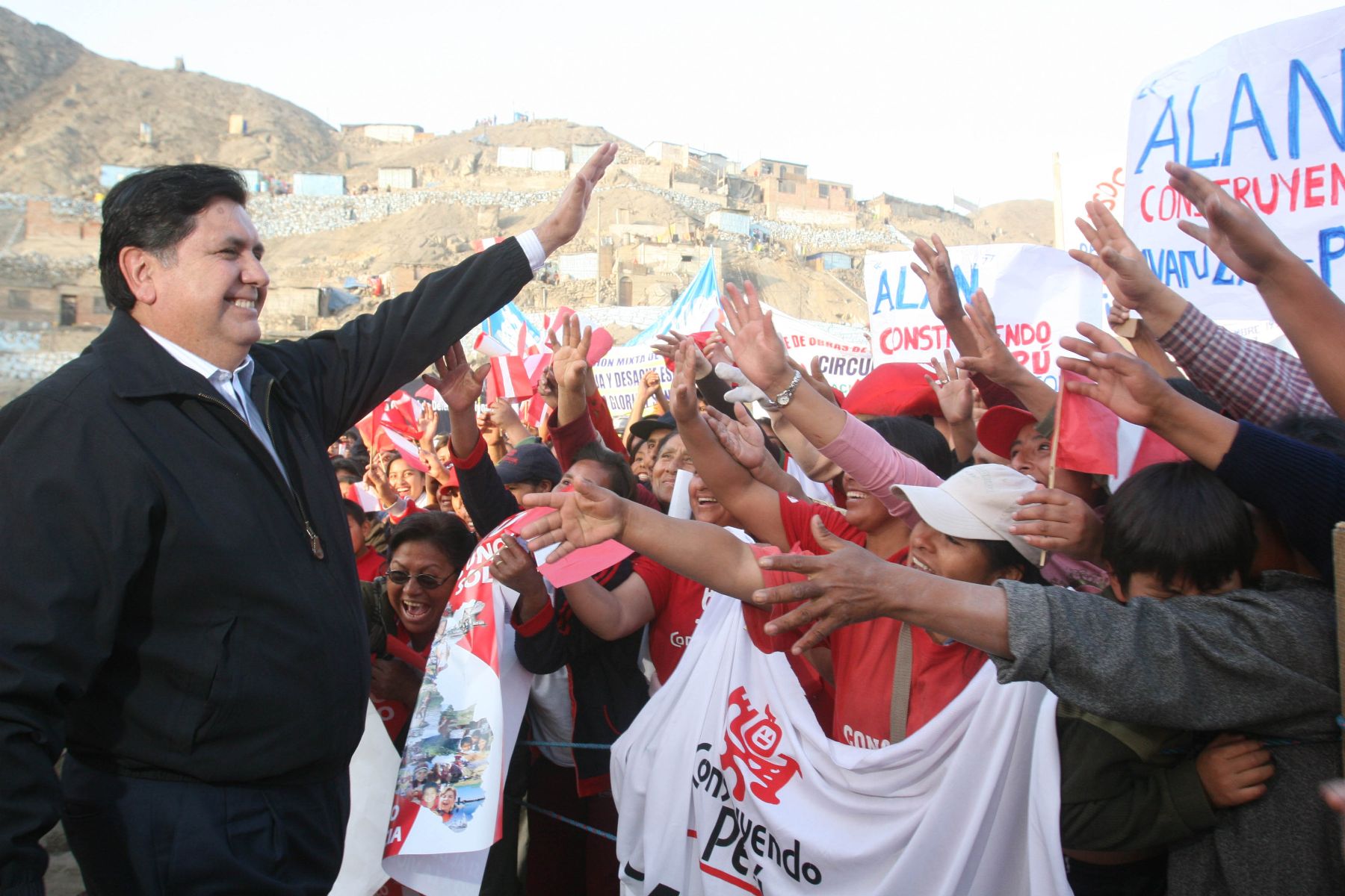 El presidente de la República, Alan García, inauguró obras de ampliación y mejoramiento de los sistemas de agua potable y alcantarillado en AA. HH. Valle Amauta en Ate.
  Foto: Sepres.