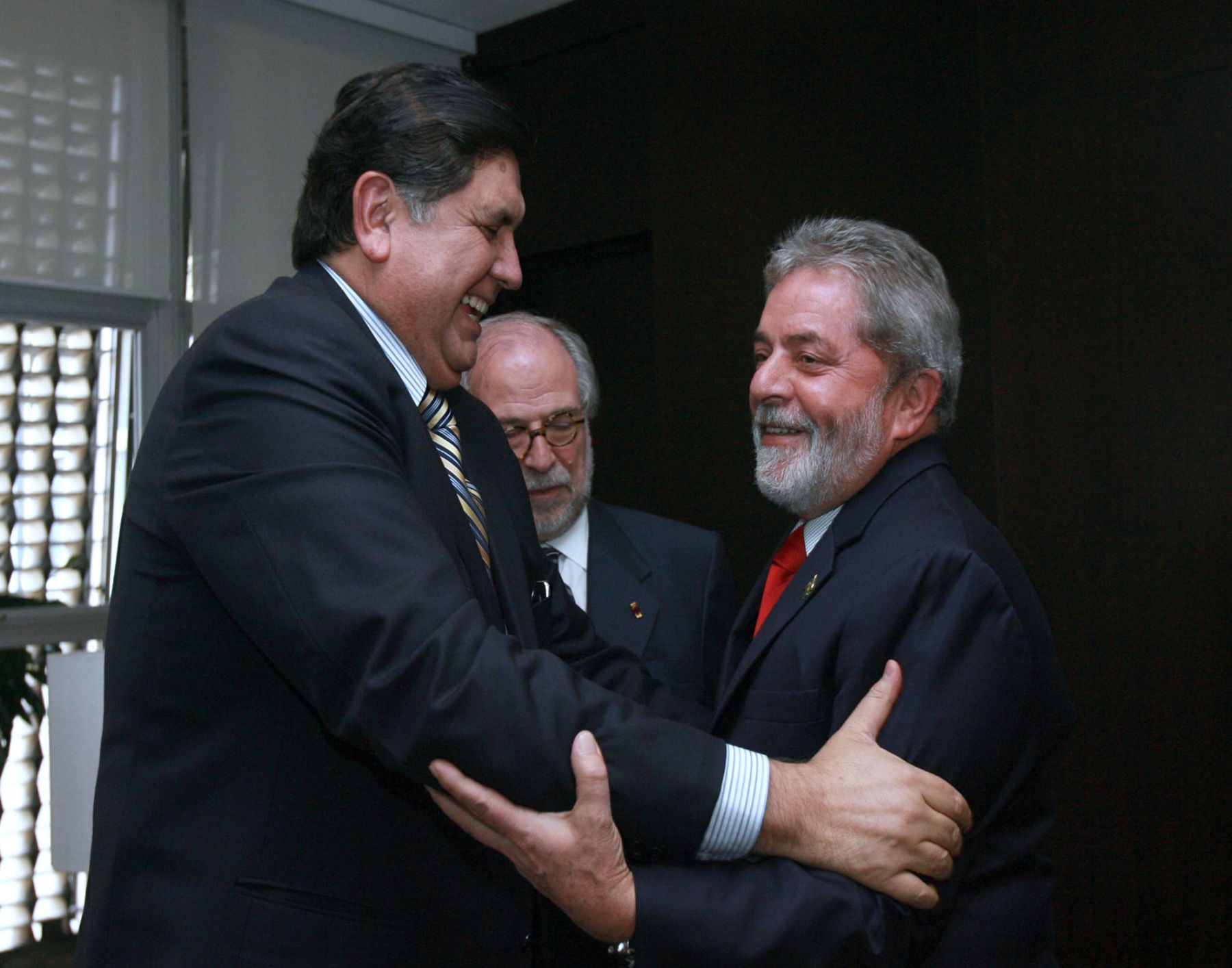 El presidente Alan García Pérez y su homólogo de Brasil, Luiz Inácio Lula da Silva, sostienen una reunión en Sao Paulo. Foto: Sepres