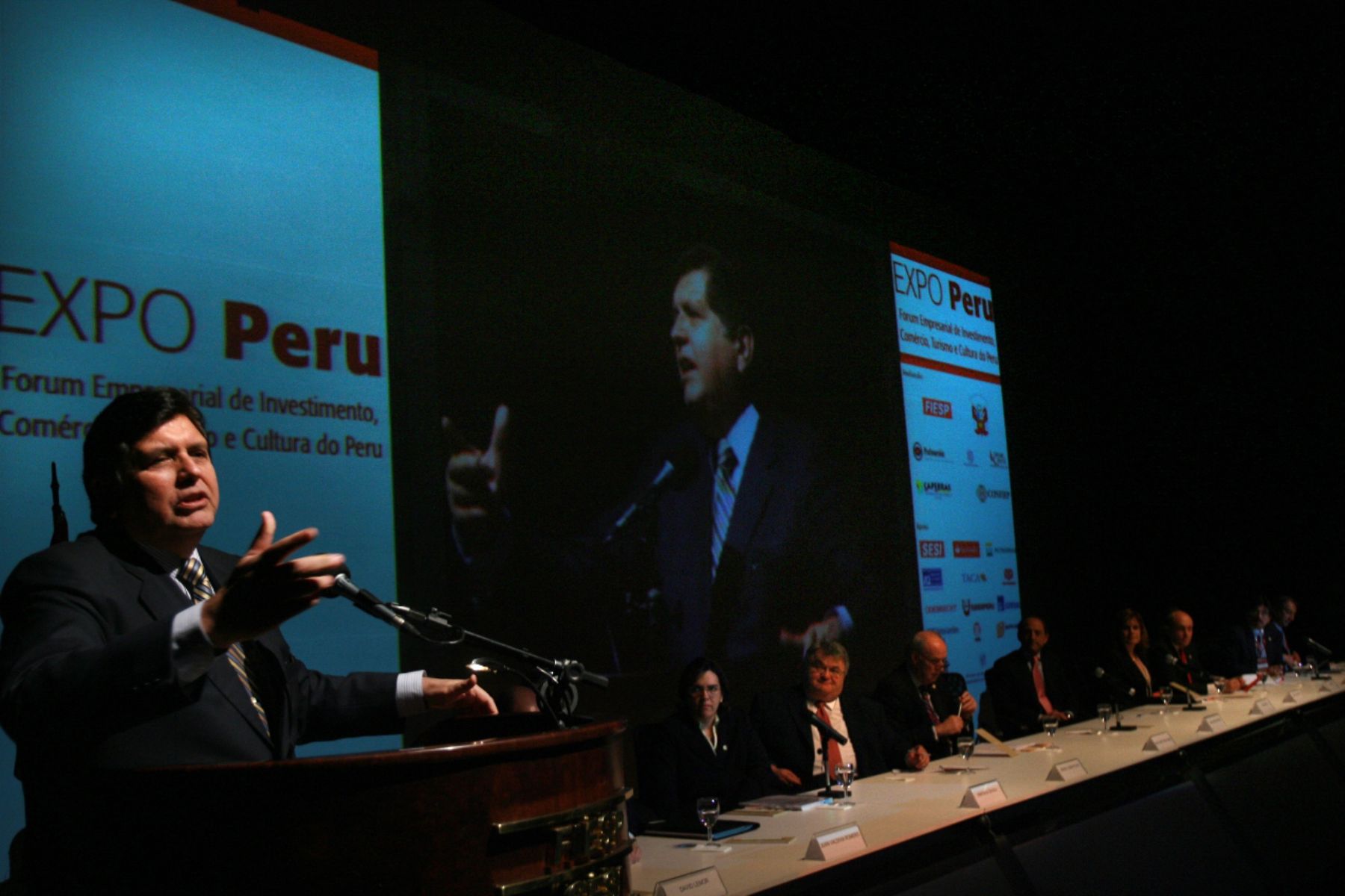 Presidente de la República, Alan  García, se dirige a los empresarios peruanos y  brasileros reunidos en la sede de la FIESP en Sao Paulo en Brasil. 
Foto: Sepres.