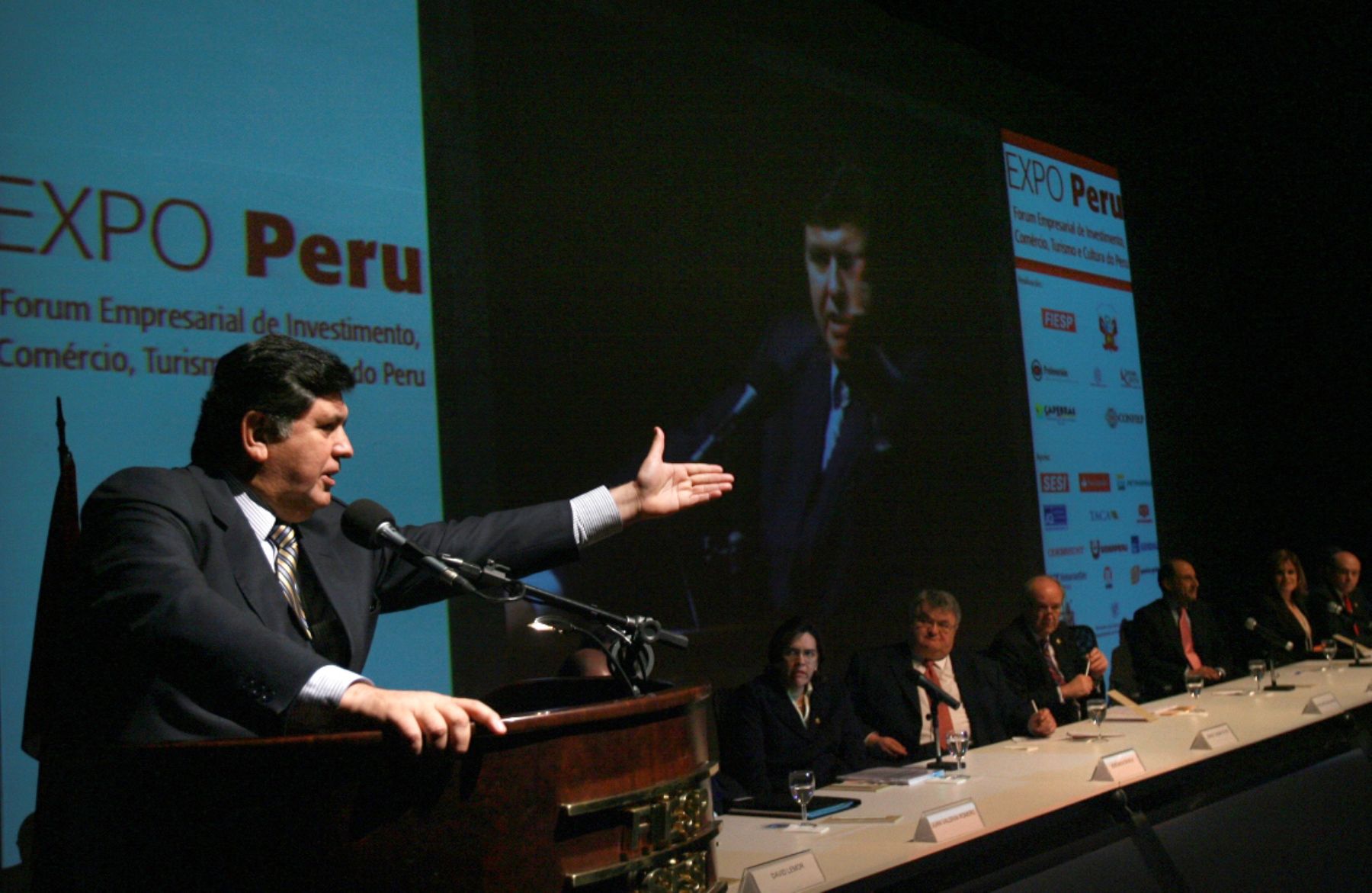 Presidente de la República, Alan  García, se dirige a los empresarios peruanos y  brasileros reunidos en la sede de la FIESP en Sao Paulo en Brasil. Foto: Sepres.