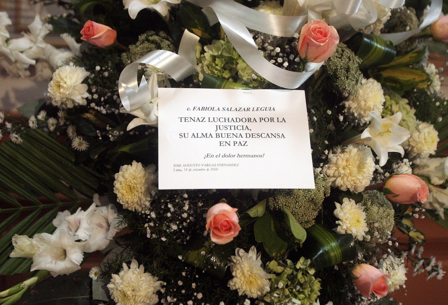 Desde primeras horas de la mañana llegan arreglos florales  al Congreso de la República, por el sensible fallecimiento de la congresista Fabiola Salazar. Foto: ANDINA / Carlos Lezama