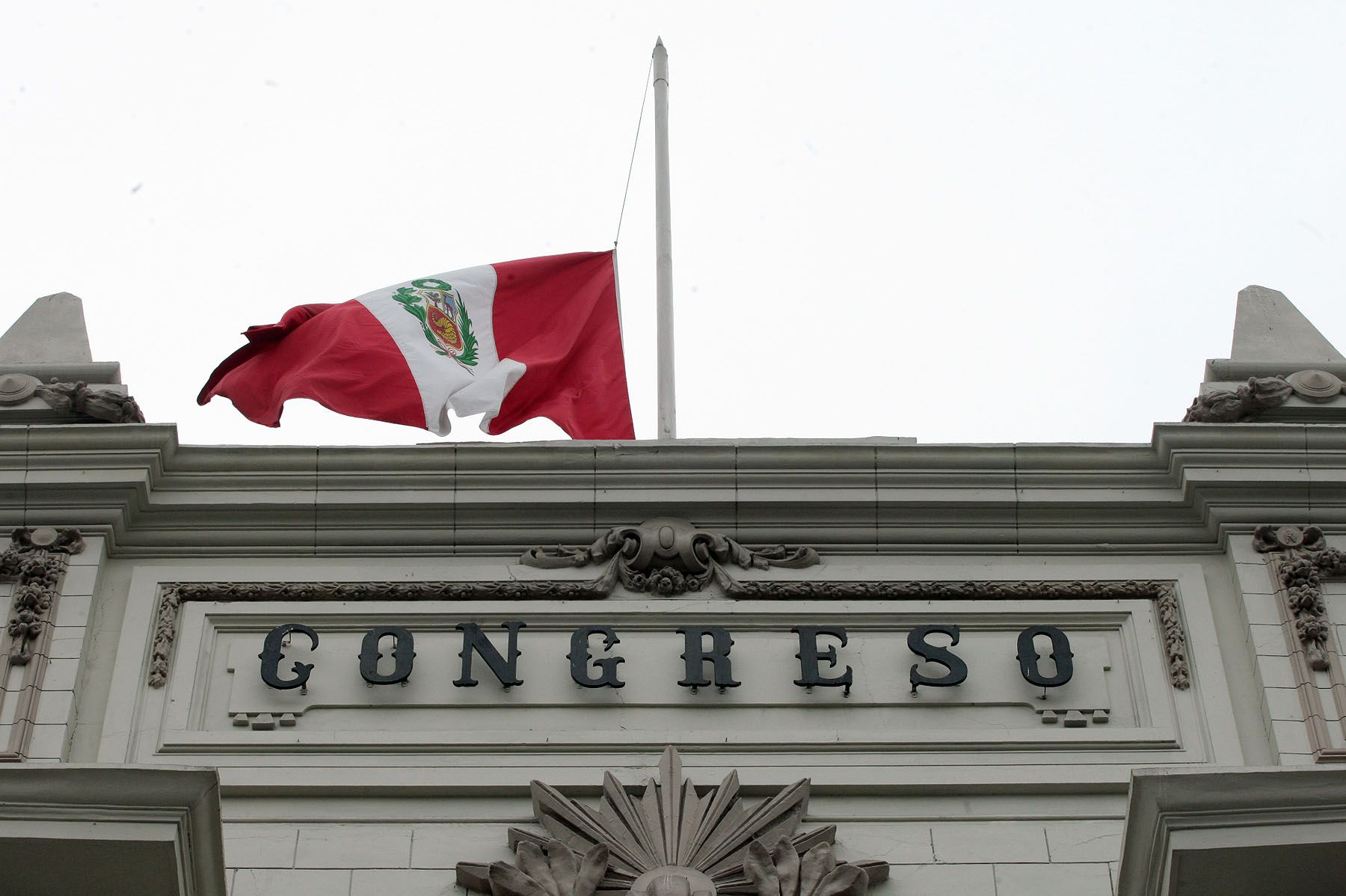 Bandera a media asta en el Congreso de la República. Foto: ANDINA/ Carlos Lezama.