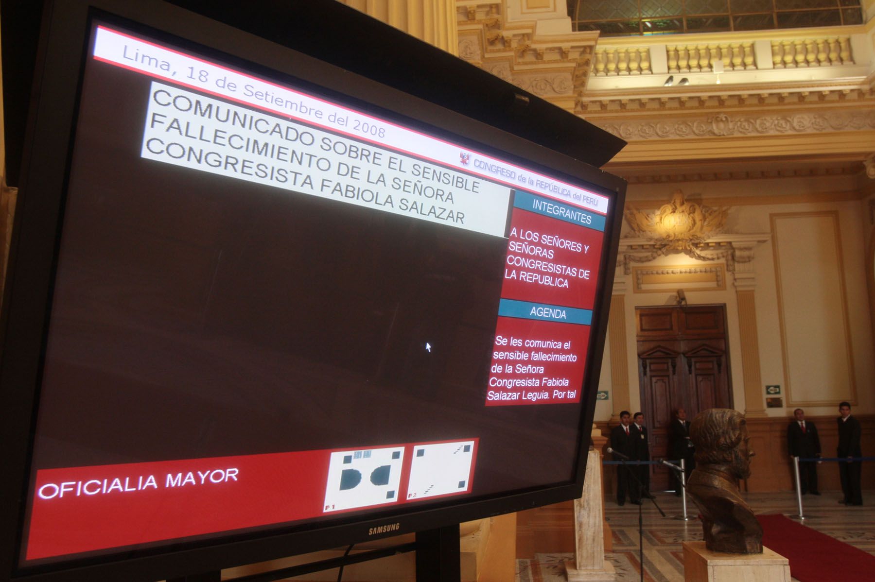 Comunicado sobre fallecimiento de la congresista Fabiola Salazar en los pasos perdidos del Congreso de la República. Foto: ANDINA /Carlos Lezama