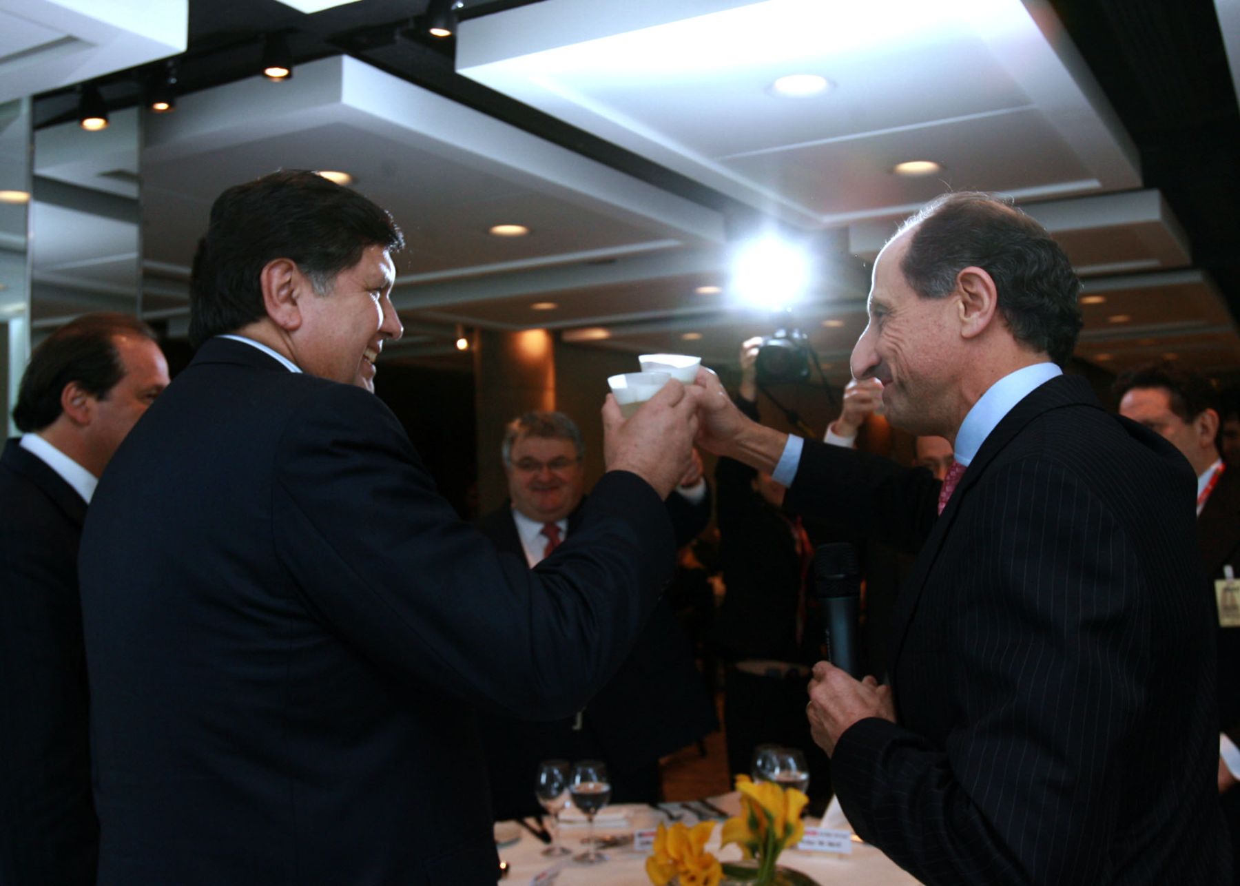 El presidente de la República, Alan García , hizo un brindis con nuestro tradicional Pisco Sour con  representantes de la Federación de Industrias del Estado de Sao Paulo (FIESP), encabezados por su presidente, Paulo Skaf . Foto: Sepres.