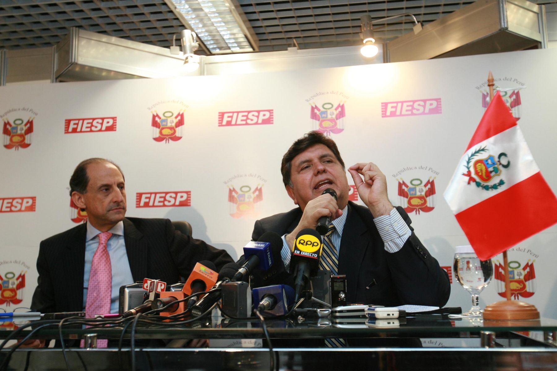 Presidente de la República, Alan  García, se dirige a los empresarios peruanos y  brasileños reunidos en la sede de la FIESP . Foto: Sepres.