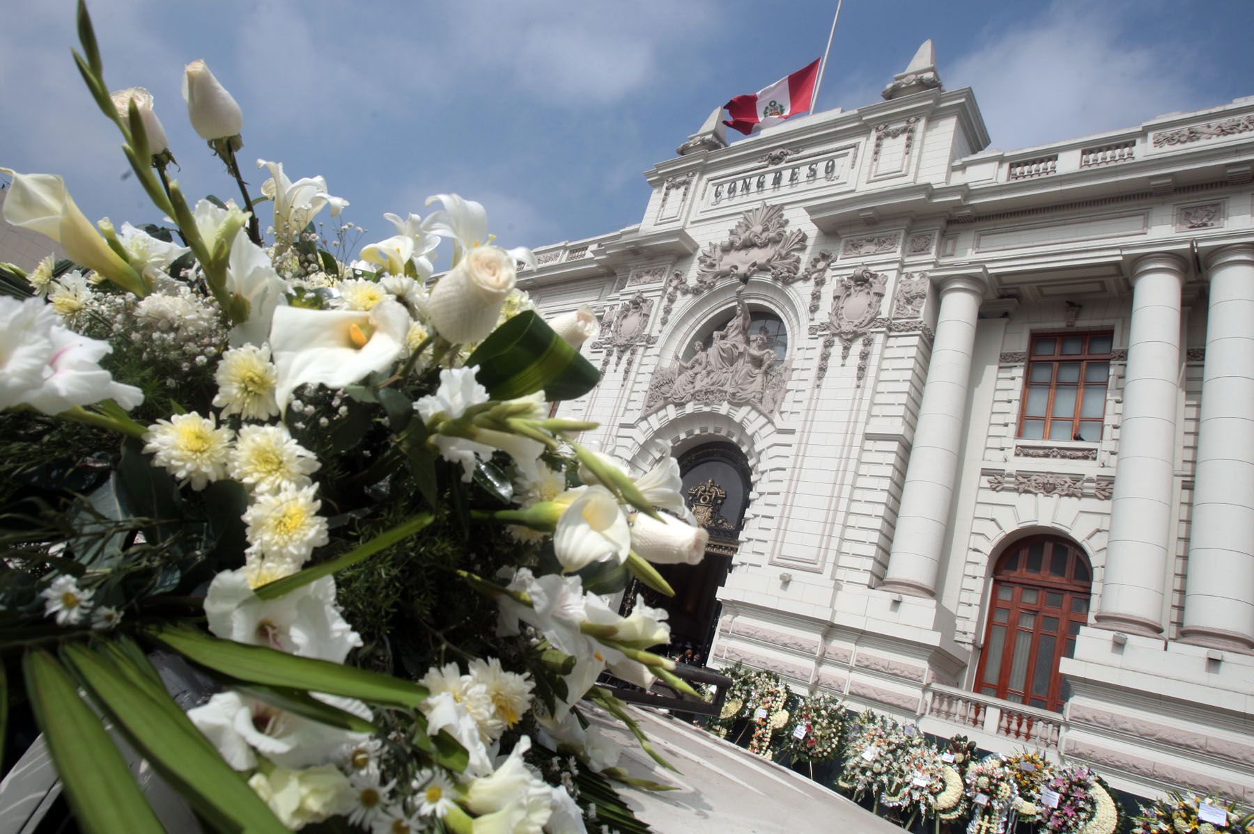 Desde primeras horas de la mañana llegan arreglos florales  al Congreso de la República, por el sensible fallecimiento de la congresista Fabiola Salazar. Foto: ANDINA / Carlos Lezama