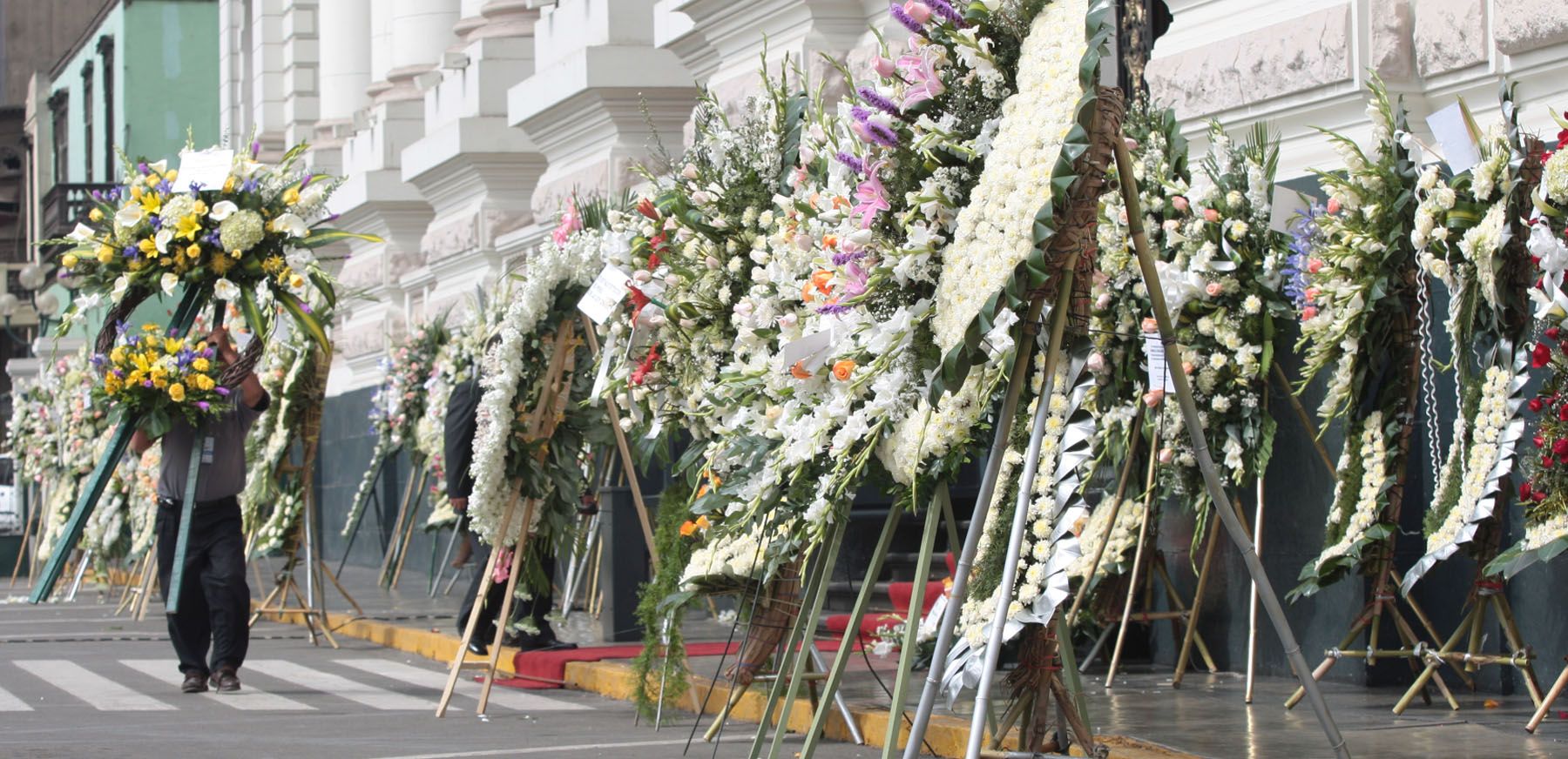 Desde primeras horas de la mañana llegan arreglos florales  al Congreso de la República, por el sensible fallecimiento de la congresista Fabiola Salazar. Foto: ANDINA / Carlos Lezama