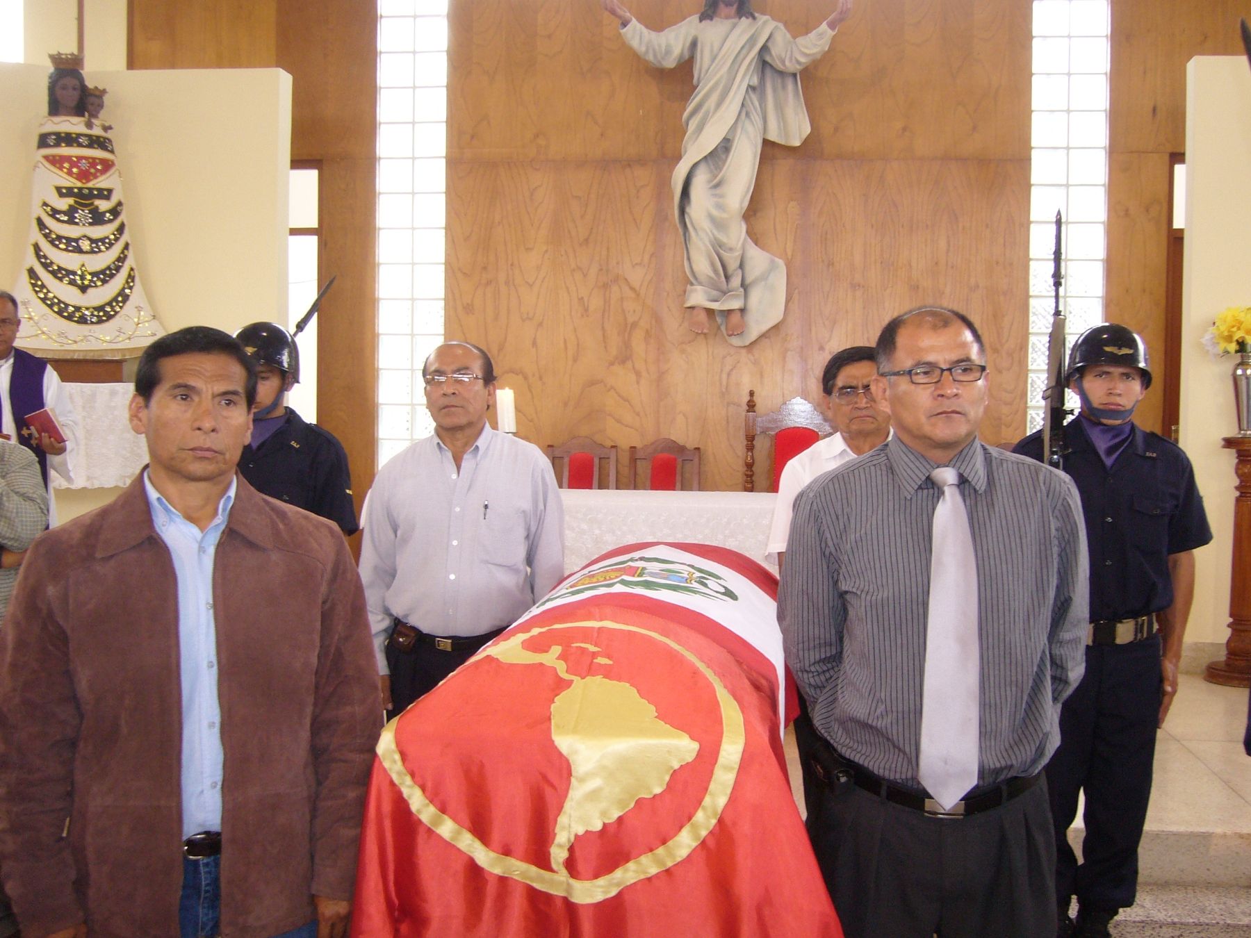 Féretro de congresista Fabiola Salazar fue cubierto de banderas del Perú e indoamericana. En la capilla del Grupo Aéreo Nº 6 de Chiclayo (Lambayeque) se ofició una misa de cuerpo presente. Foto: ANDINA.