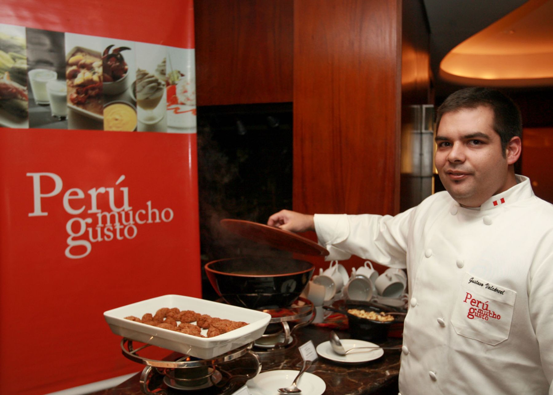 El chef Gustavo Valcárcel quien, es el responsable del festival gastronómico en Expo Perú 2008  en Sao Paulo , Brasil.  Foto: Sepres.
