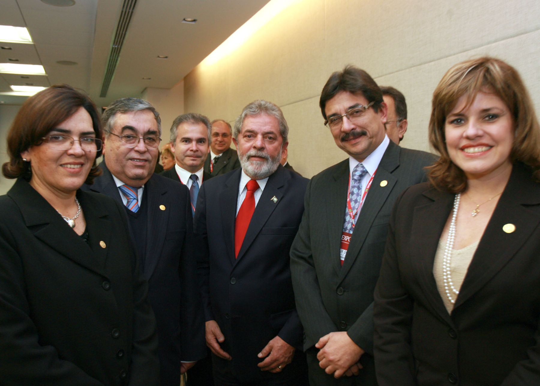 Ministros de Estado posan junto al presidente de Brasil,  Luiz Inácio Lula da Silva, en la sede de la FIESP. Foto: Sepres.