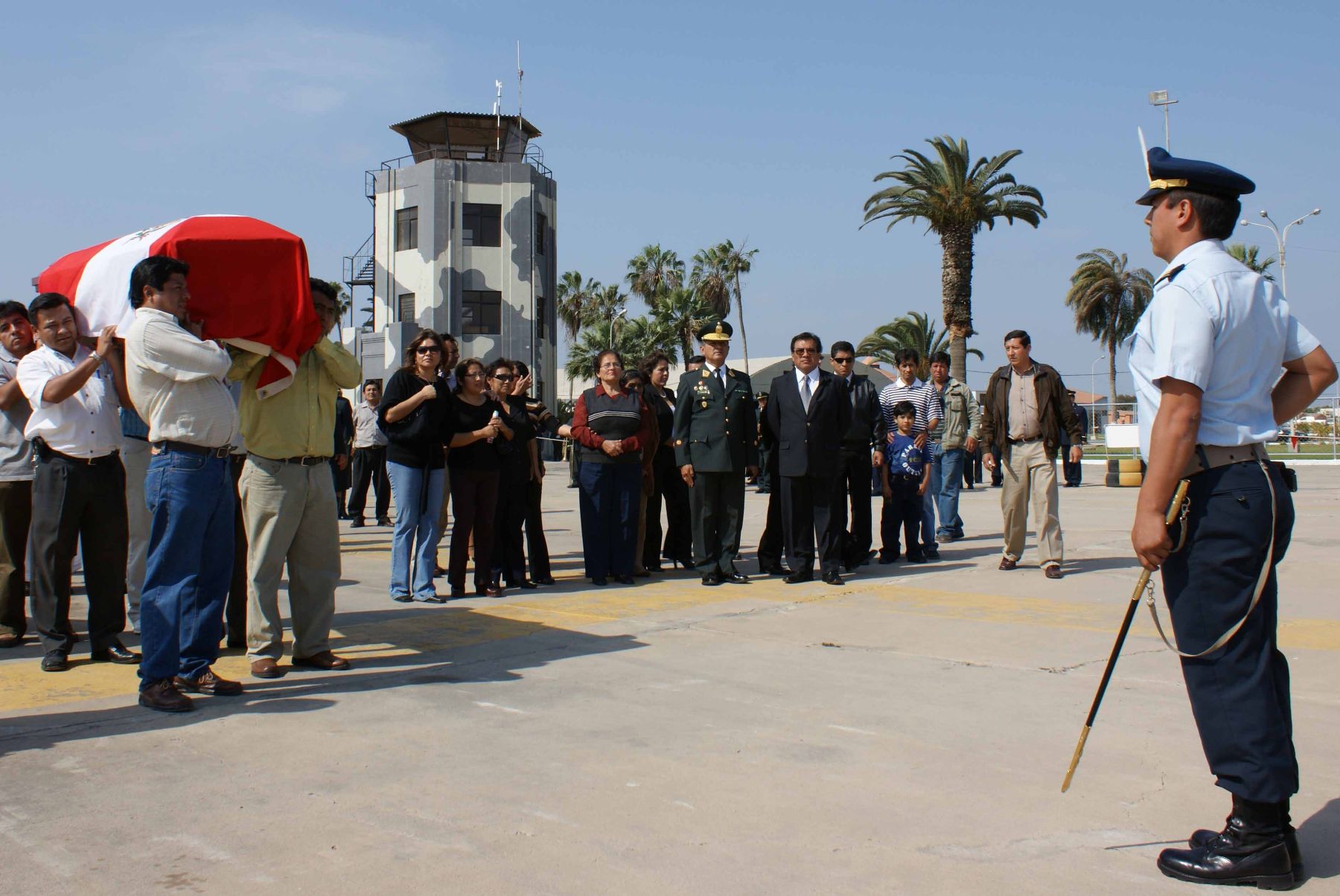 Féretro de congresista Fabiola Salazar en el Grupo Aéreo Nº 6 de Chiclayo antes de partir hacia Lima. Foto: ANDINA.