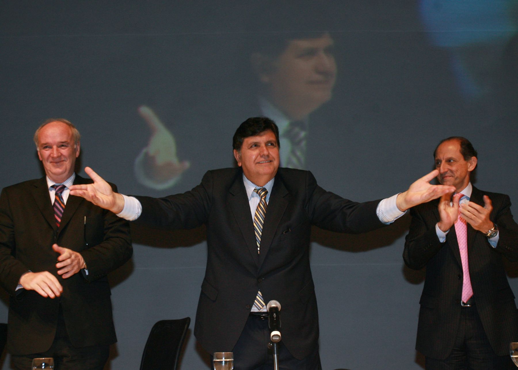 El Presidente Alan García, agradeció  los aplausos de los empresarios brasileros al finalizar su discurso en la sede de la FIESP en Sao Paulo, Brasil. Foto: Sepres.
