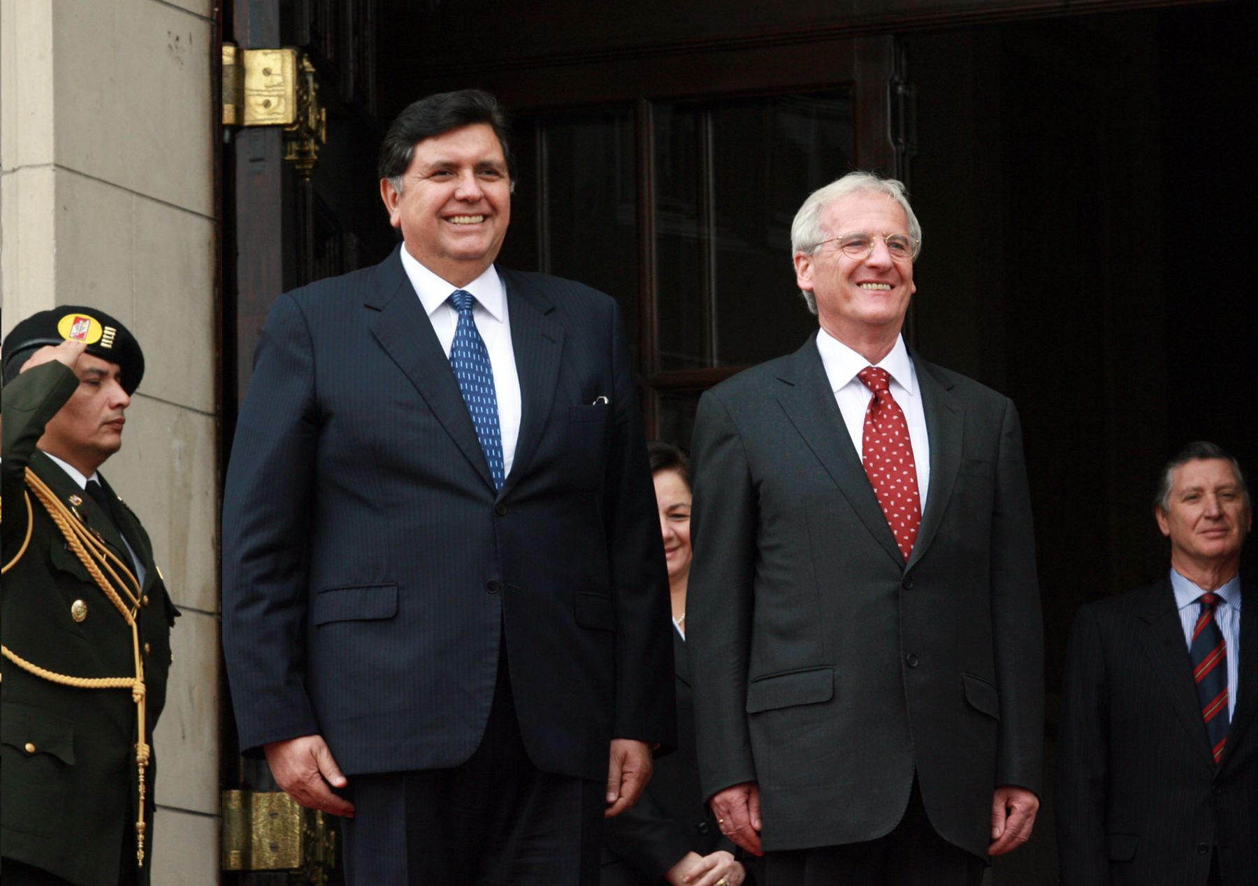 Presidente Alan García, recibe a su homólogo de Hungria, Laszlo Solyom, en la Puerta de Honor de Palacio de Gobierno. Foto: Sepres.