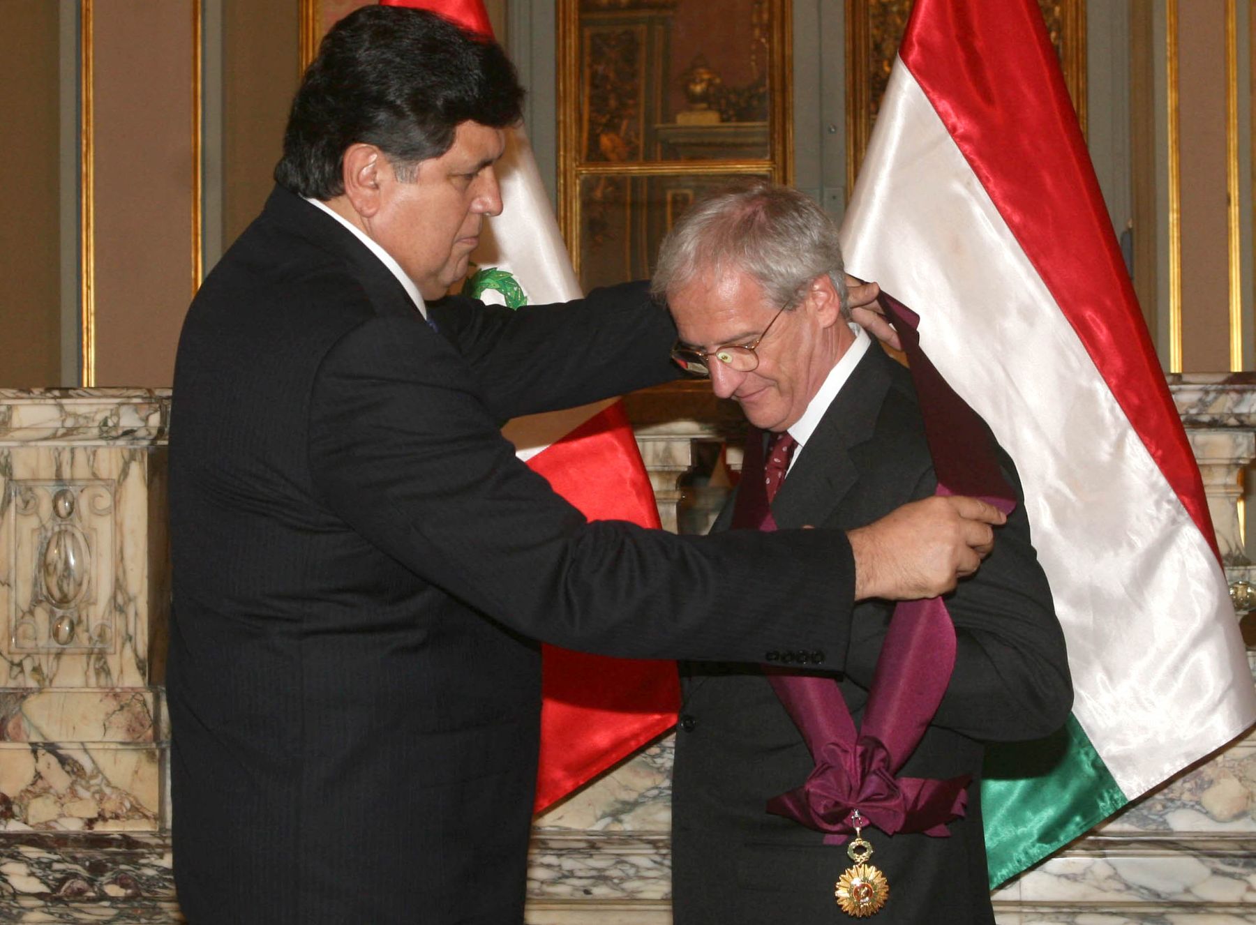 Presidente García condecora a su homólogo de Hungría, László Sólyom, con la Orden El Sol del Perú, en Palacio de Gobierno. Foto: Sepres.
