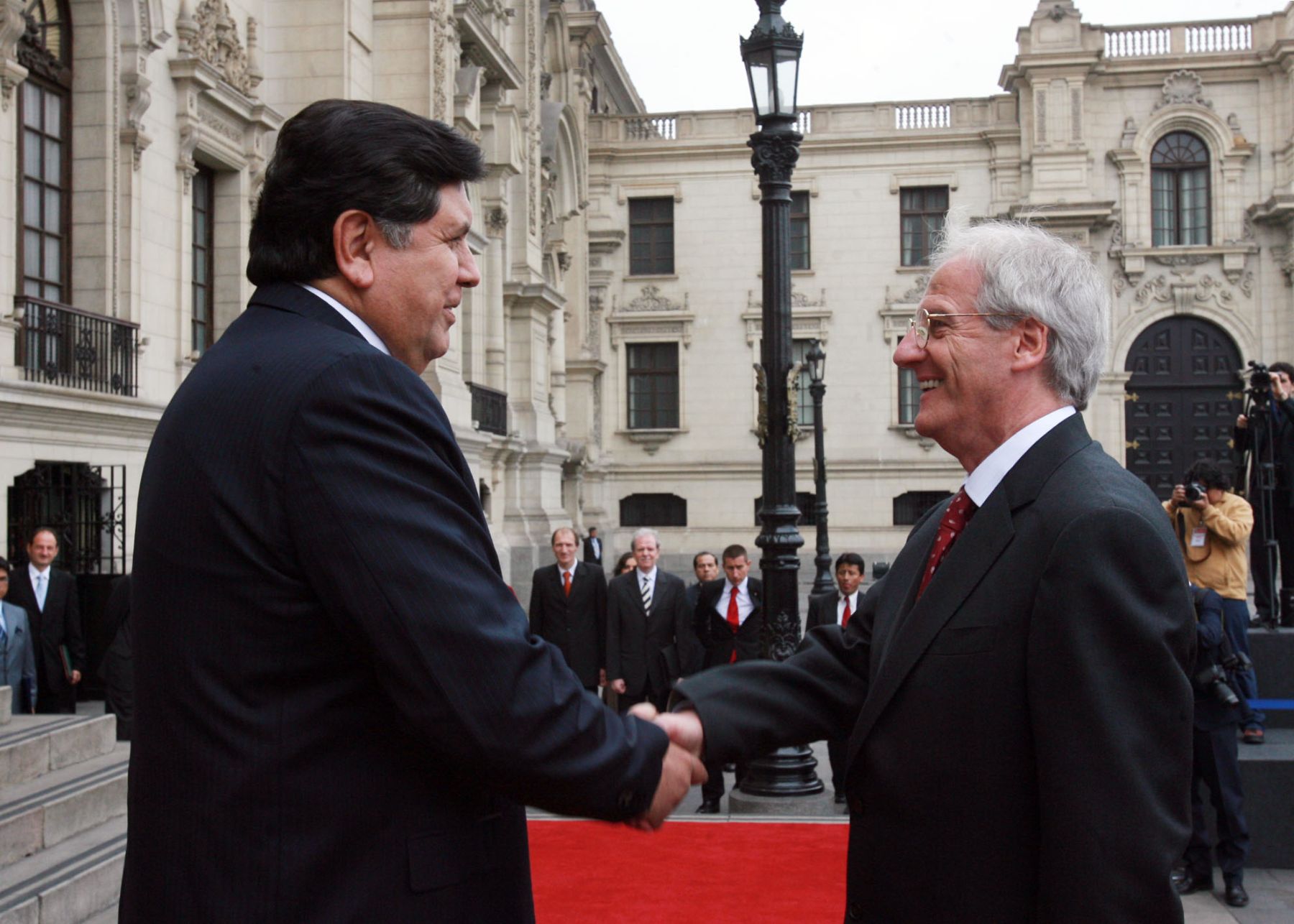 Presidente Alan Garcia, recibe a su homologo de Hungria Laszlo Solyom en la Puerta de Honor de Palacio de Gobierno. Foto: Sepres.