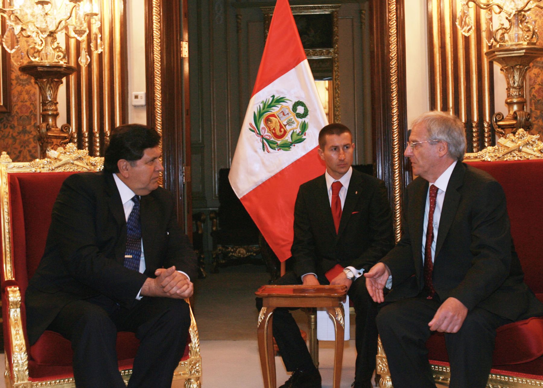 Presidente Alan García dialoga con el mandatario de Hungría, László Sólyom, en Palacio de Gobierno. Foto: Dante Zegarra.