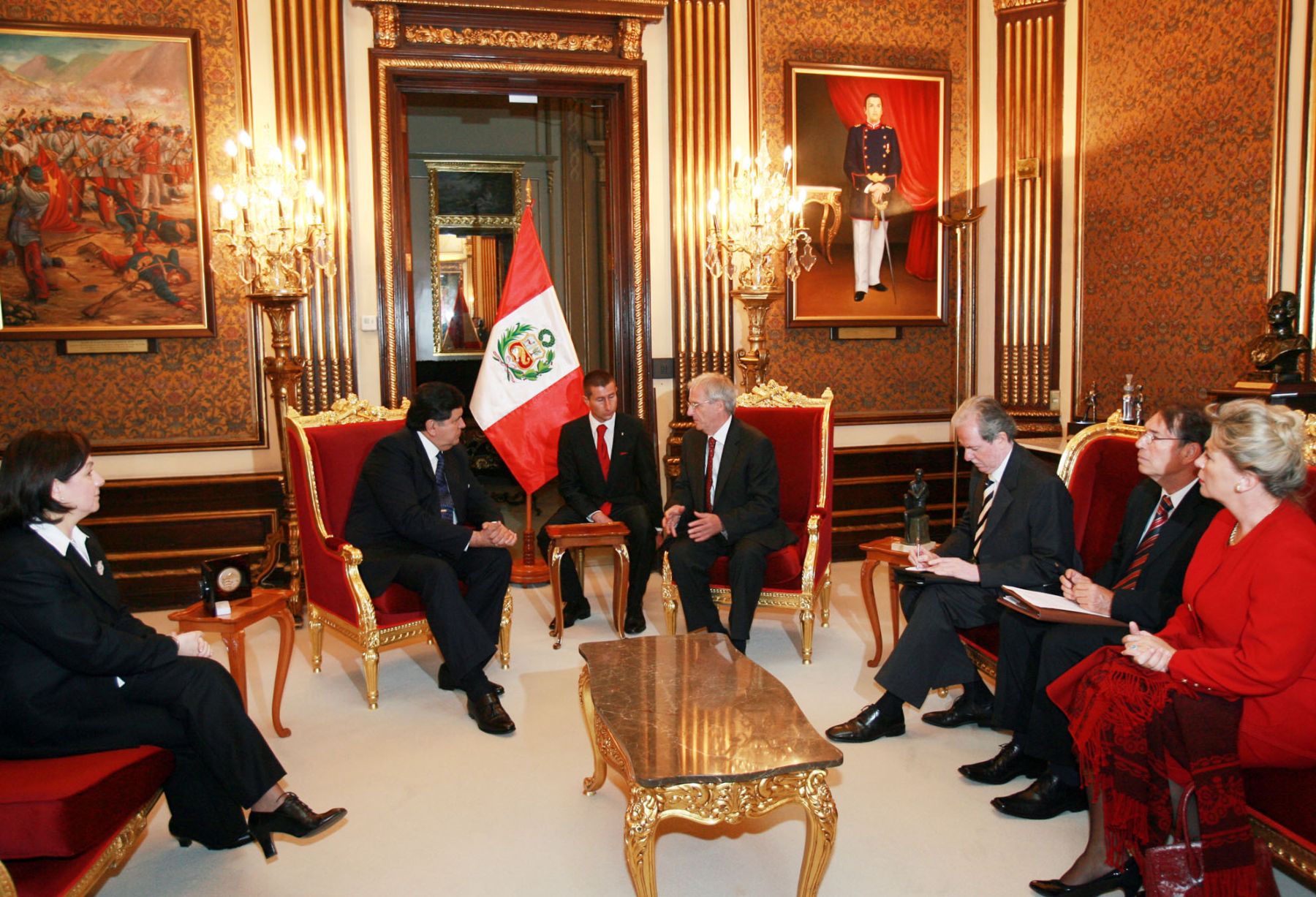 Presidente Alan Garcia, en reunión privada con el Presidente de Hungria.
Foto: Sepres.