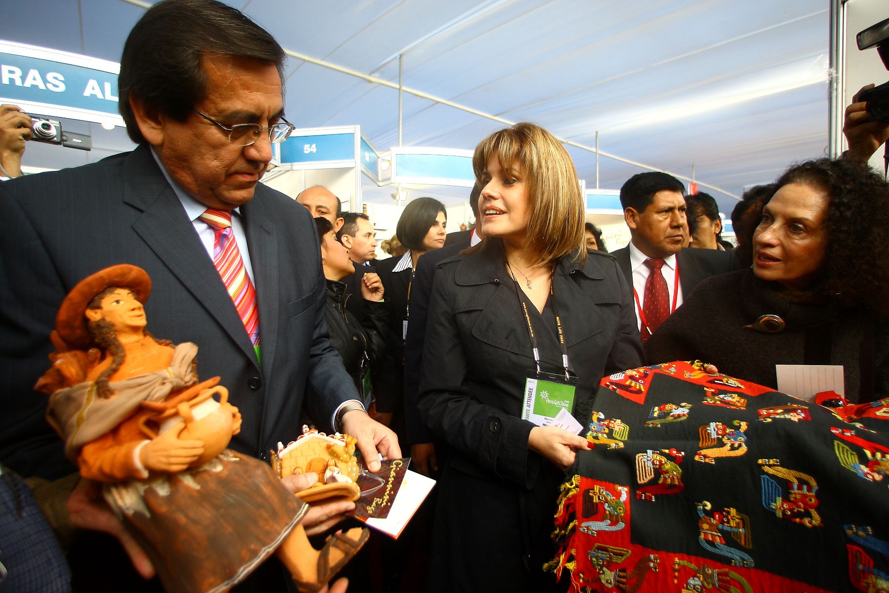 El primer ministro, Jorge del Castillo y la Ministra de Comercio Exterior y Turismo, Mercedes Araoz, visitan los stands del evento "Perú Gifts Show 2008", que se realiza en la ciudad de Lima. Foto: ANDINA / Alberto Orbegoso