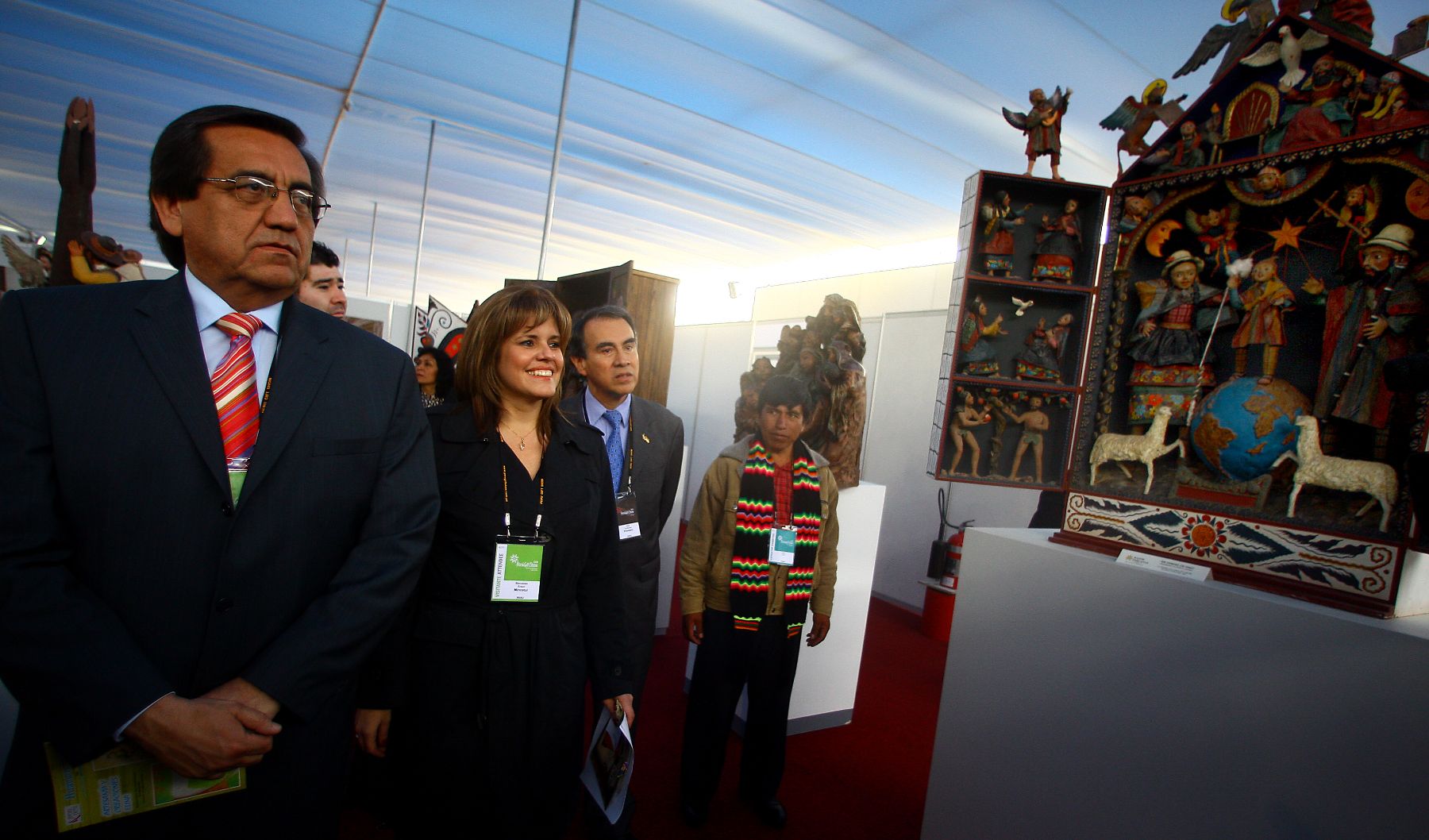 El Premier Jorge del Castillo y la ministra de Comercio Exterior y Turismo, Mercedes Aráoz, visitan los stands del evento "Perú Gifts Show 2008", que se realiza en la ciudad de Lima. Foto: ANDINA / Alberto Orbegoso.
