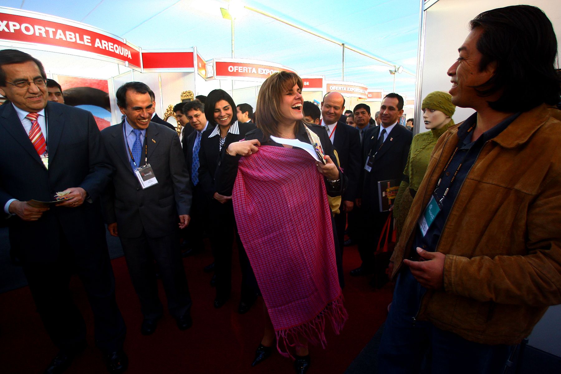 El Premier Jorge del Castillo y la ministra de Comercio Exterior y Turismo, Mercedes Aráoz, visitan los stands del evento "Perú Gifts Show 2008", que se realiza en la ciudad de Lima. Foto: ANDINA / Alberto Orbegoso.