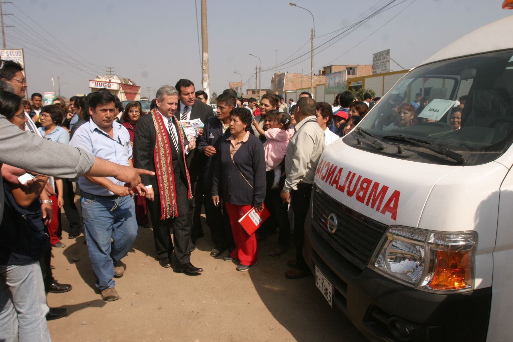 Ministro de Salud, Hernán Garrido-Lecca, entrega  ambulancia a centro de salud de Zapallal.Foto: ANDINA/Héctor Vinces.