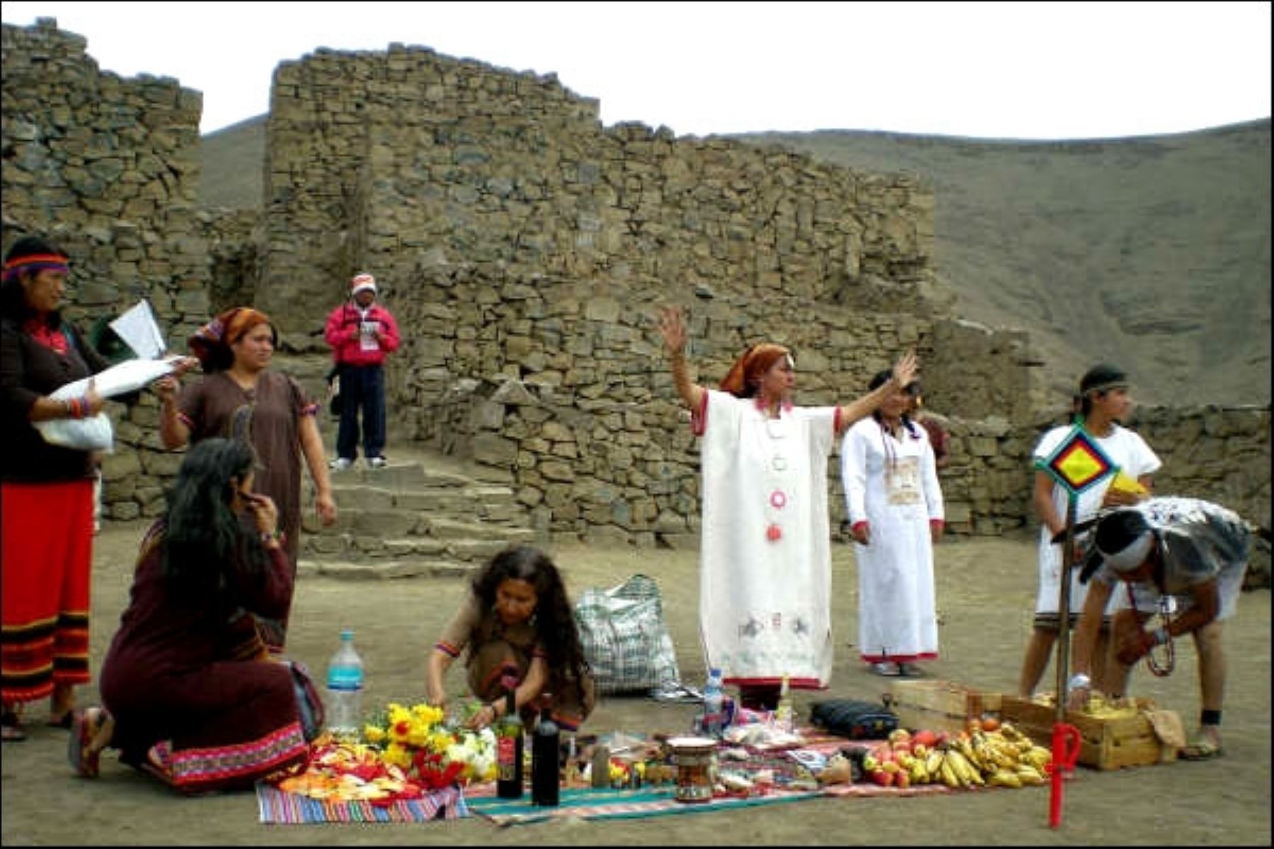 Ancestral ritual de mujeres en la huaca Paraiso, construida 2000 años AC, ubicada al norte de Lima. Foto: ANDINA/ BBC internet
