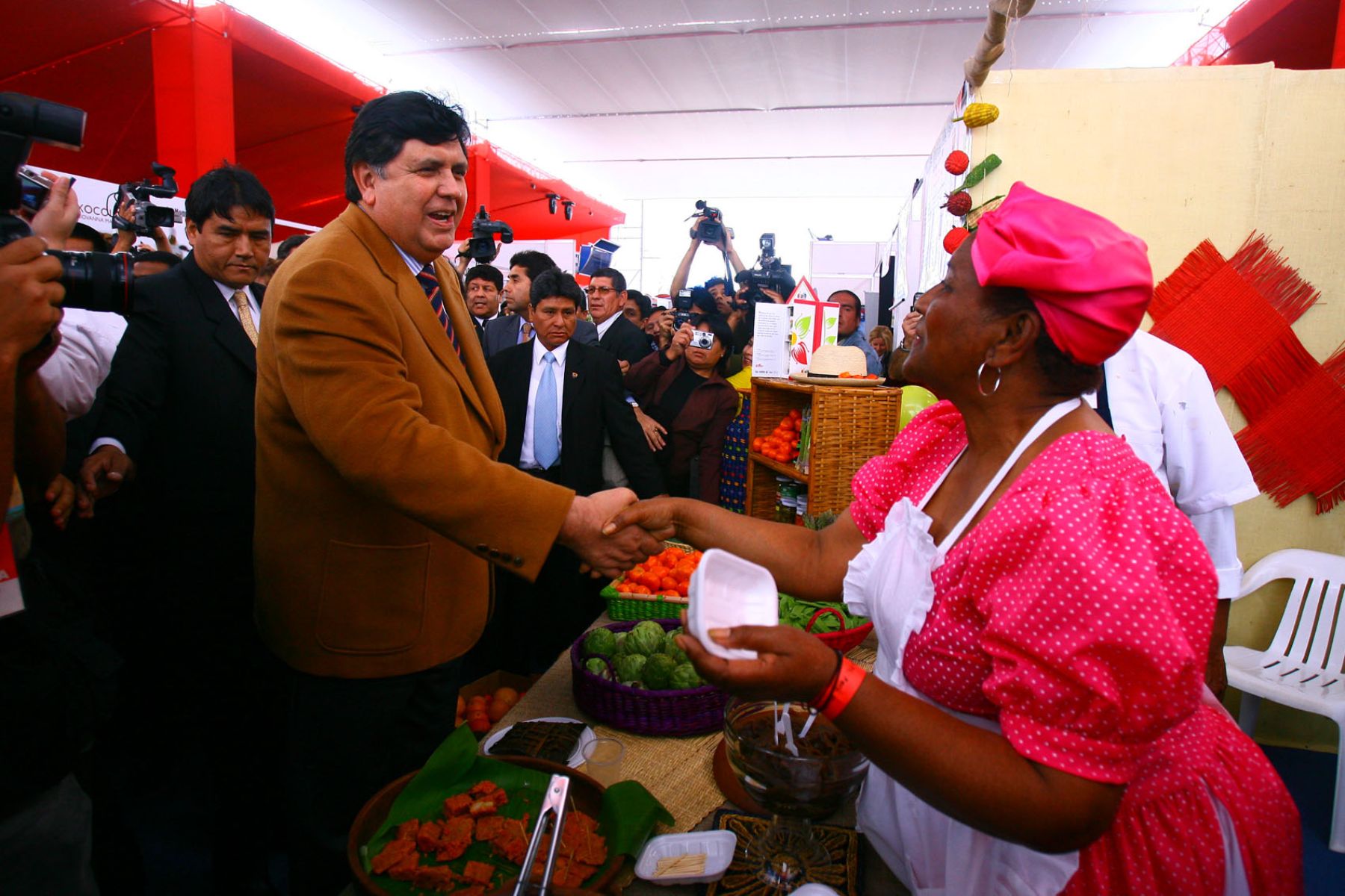 El presidente de la República, Alan García, recorrió stands en la  Feria Internacional Gastronómica de Lima "Perú Mucho Gusto", que se realiza en el Cuartel San Martín, en Miraflores. Foto: ANDINA / Piero Vargas.