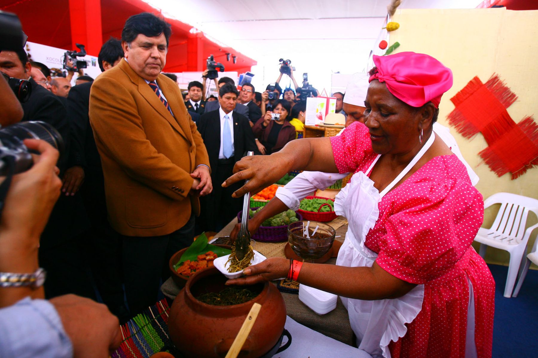 El presidente de la República, Alan García, recorrió stands en la  Feria Internacional Gastronómica de Lima "Perú Mucho Gusto", que se realiza en el Cuartel San Martín, en Miraflores. Foto: ANDINA / Piero Vargas.