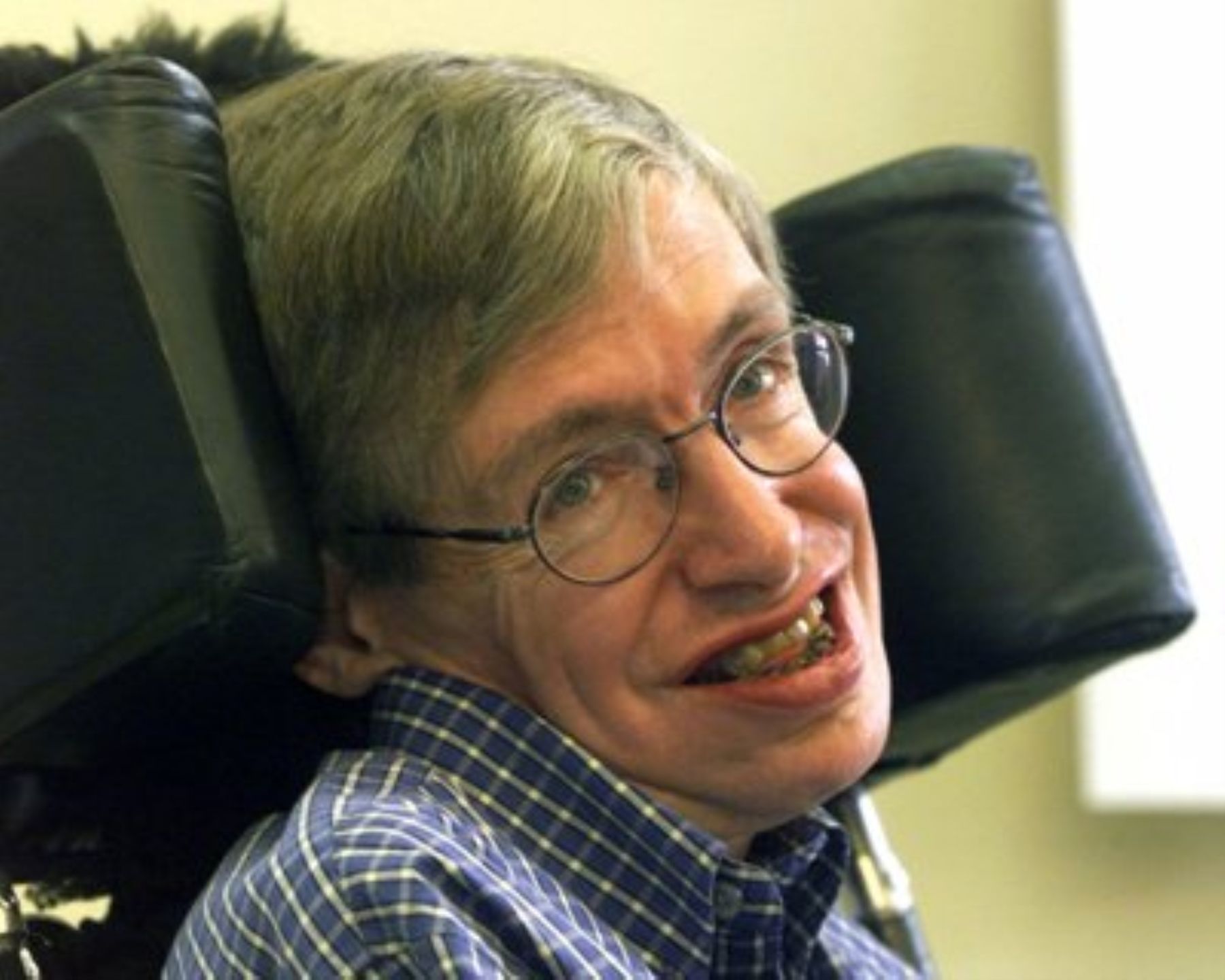 Científico británico Stephen Hawking, que sufre el síndrome de cautiverio. Foto: Internet.