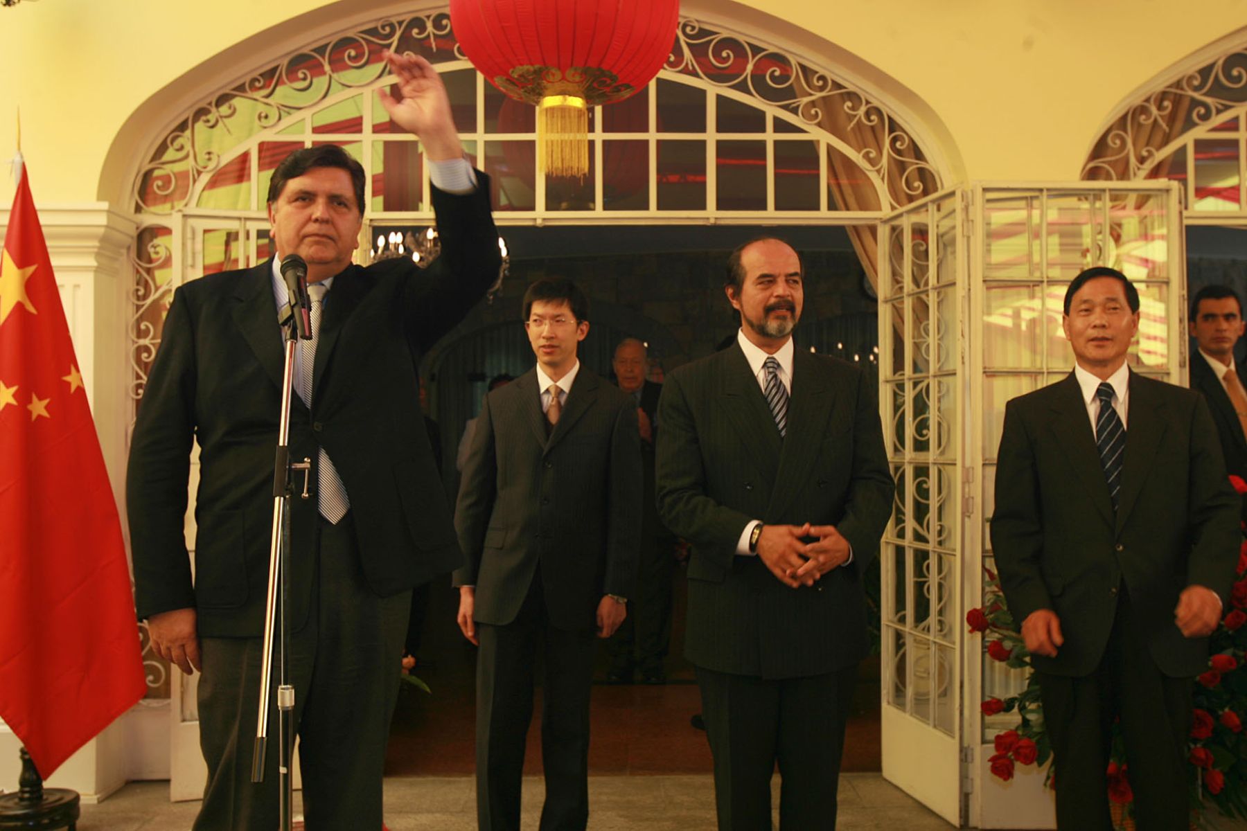 El Jefe del Estado, Alan García, asistió a ceremonia del 59º aniversario de fundación de la República Popular China, en la embajada de China. Foto: Sepres.