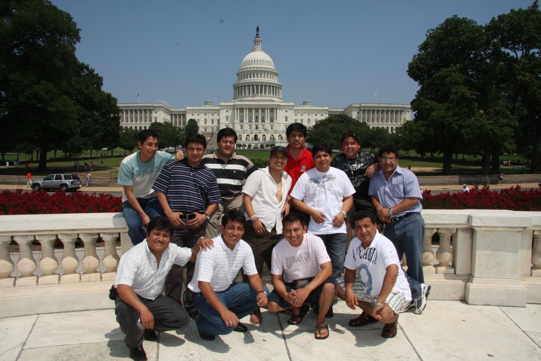 Grupo 5, durante reciente visita a Estados Unidos, posa frente a la Casa Blanca.