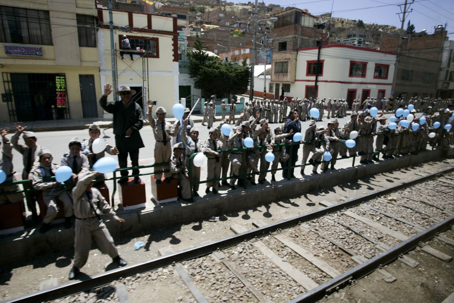 Pobladores de la ciudad de Puno reciben a los delegados del Encuentro de Jóvenes en el marco del APEC 2008. Foto: ANDINA / Rafael Cornejo