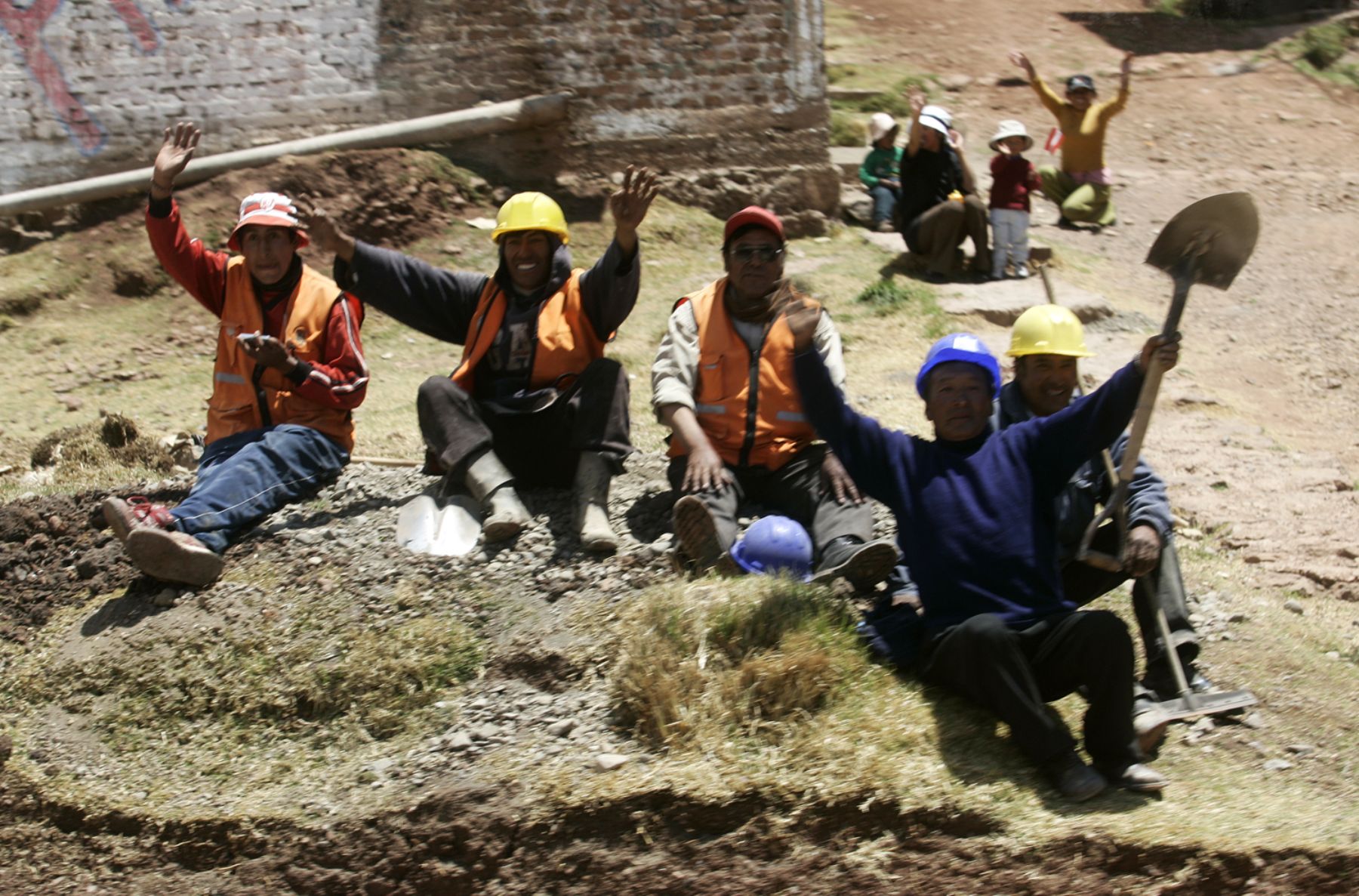 Pobladores de la ciudad de Puno reciben a los delegados del Encuentro de Jóvenes en el marco del APEC 2008. Foto: ANDINA / Rafael Cornejo
