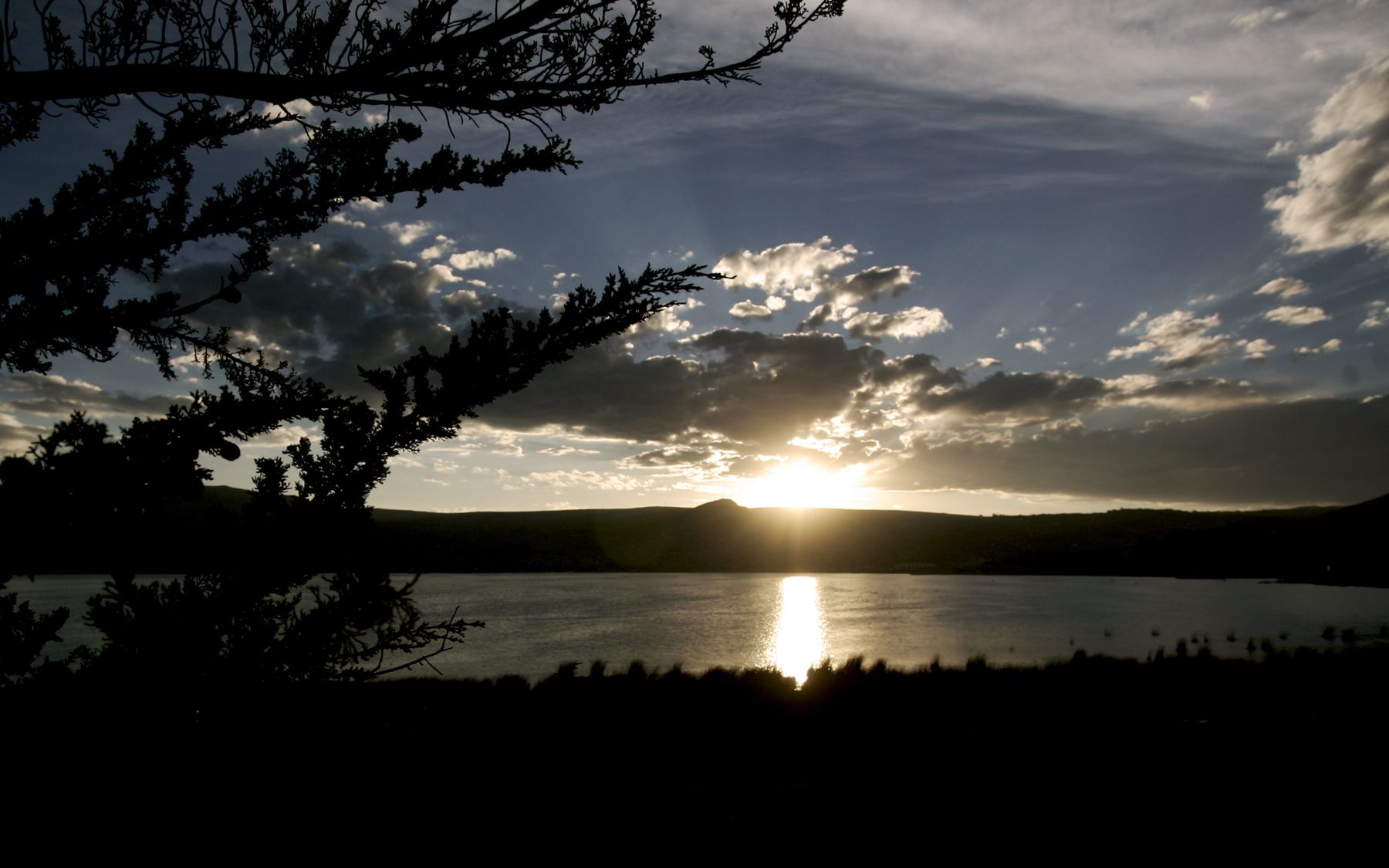 Atardecer sobre el Lago Titicaca donde se lleva a cabo el Encuentro de Jóvenes en el marco del APEC 2008. Foto: ANDINA / Rafael Cornejo