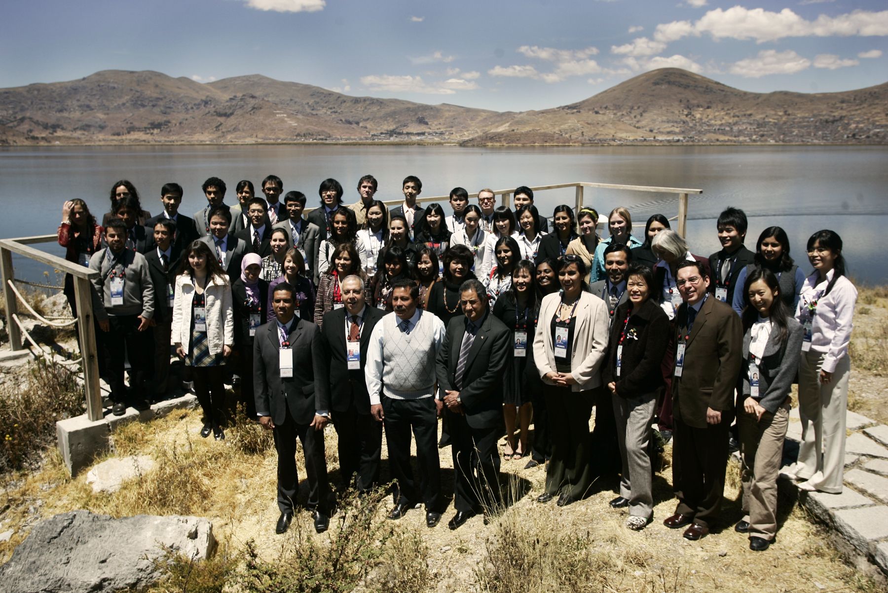 Delegados de las 21 economías, en foto oficial durante el Encuentro de Jóvenes en el marco del APEC 2008, que se realiza en la ciudad de Puno. Foto: ANDINA / Rafael Cornejo