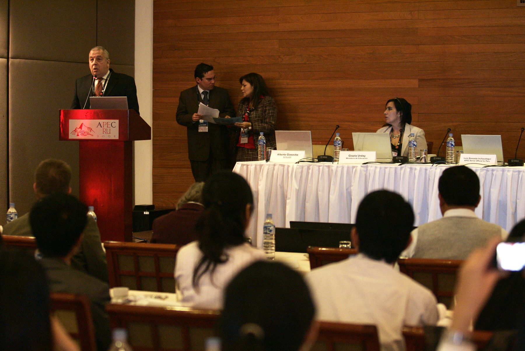 Embajador Luis Quezada, Alto Funcionario del Perú ante APEC, inagura oficialmente el Encuentro de Jóvenes en la ciudad de Puno. Foto: ANDINA / Rafael Cornejo
