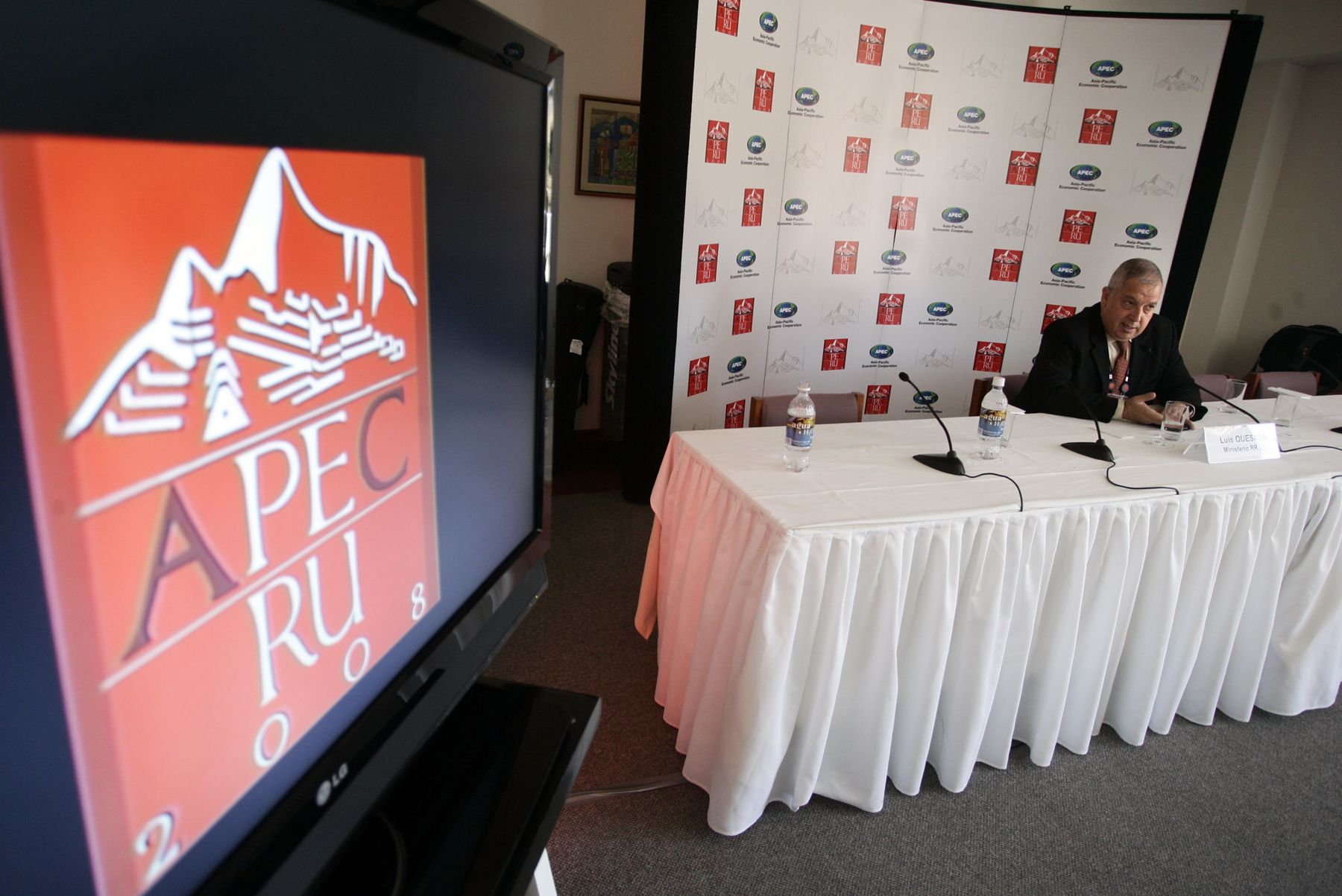 Luis Quezada, Alto Funcionario del Perú ante APEC, en conferencia de prensa durante el Encuentro de Jóvenes en la ciudad de Puno. Foto: ANDINA / Rafael Cornejo