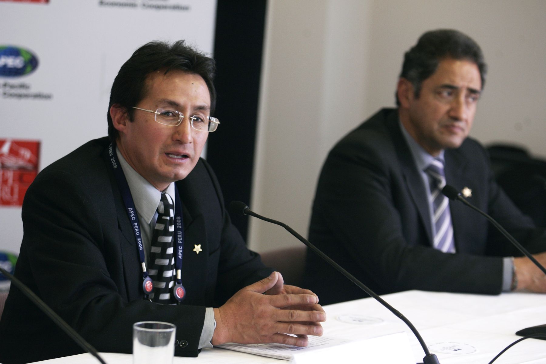 Germán Espinoza y Alberto Lescano, Jefe  y Director respectivamente del Proyecto Especial Lago Titicaca, en conferencia de prensa en el Encuentro de Jóvenes de APEC. Foto: ANDINA / Rafael Cornejo